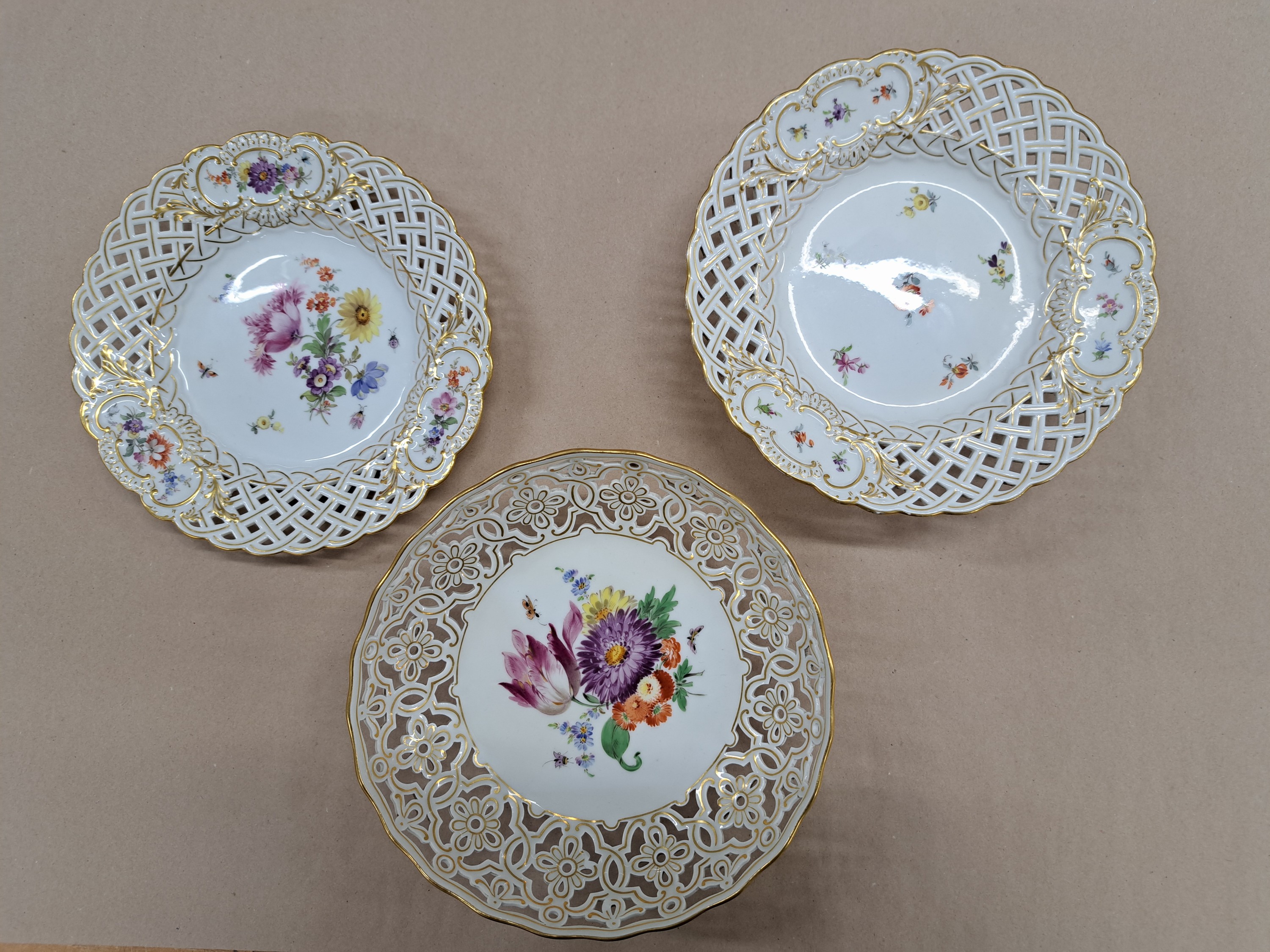Detail a: Serviceteile: 6 Teller, 2 Fußschalen, Meissen, Knaufzeit und jünger, Porzellan, Goldstaffage, 6 Kuchenteller mit durchbrochener Fahne, Blumen und ...