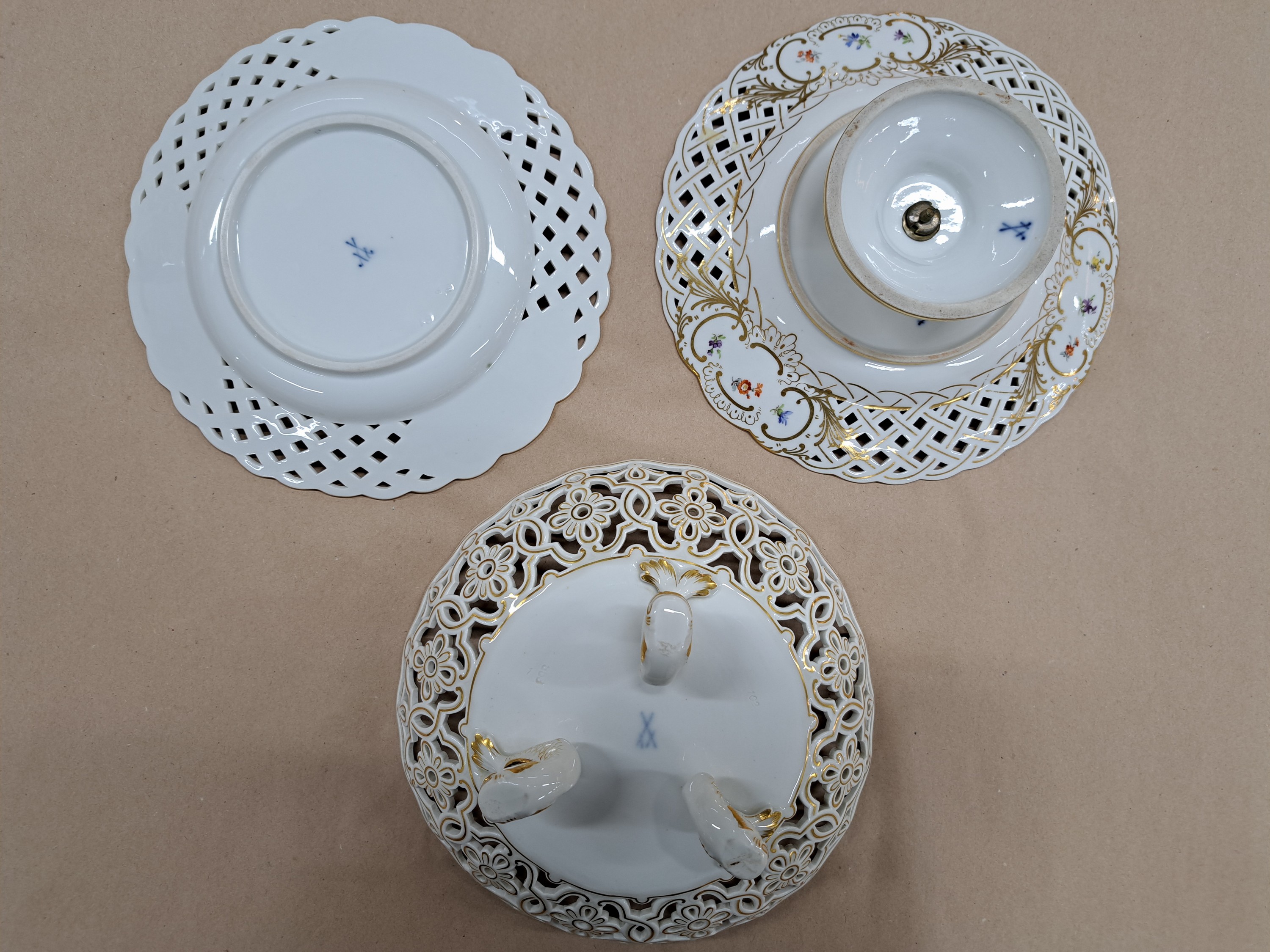 Detail b: Serviceteile: 6 Teller, 2 Fußschalen, Meissen, Knaufzeit und jünger, Porzellan, Goldstaffage, 6 Kuchenteller mit durchbrochener Fahne, Blumen und ...