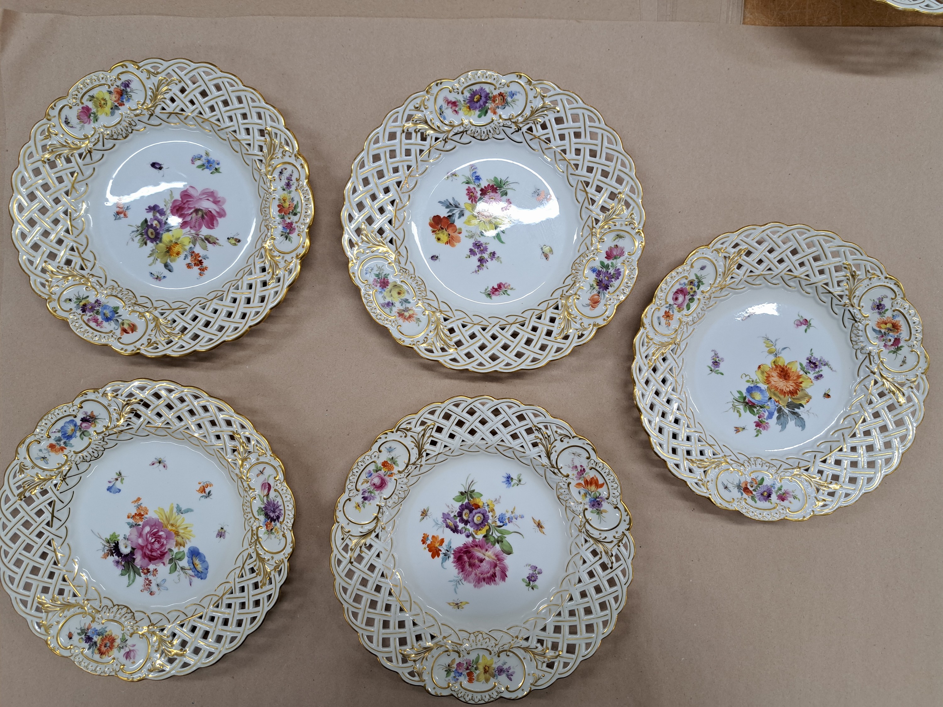 Detail c: Serviceteile: 6 Teller, 2 Fußschalen, Meissen, Knaufzeit und jünger, Porzellan, Goldstaffage, 6 Kuchenteller mit durchbrochener Fahne, Blumen und ...