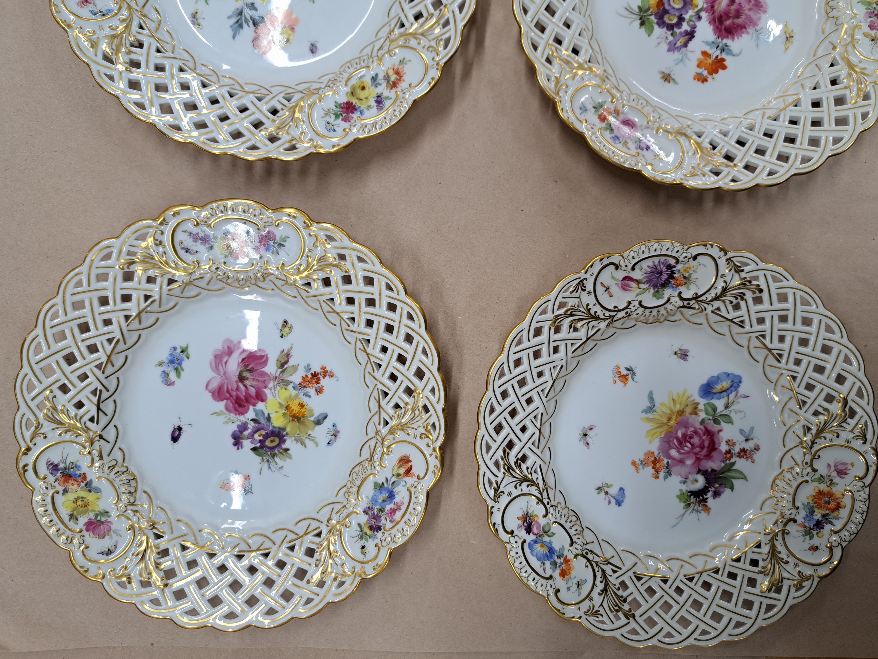 Detail d: Serviceteile: 6 Teller, 2 Fußschalen, Meissen, Knaufzeit und jünger, Porzellan, Goldstaffage, 6 Kuchenteller mit durchbrochener Fahne, Blumen und ...