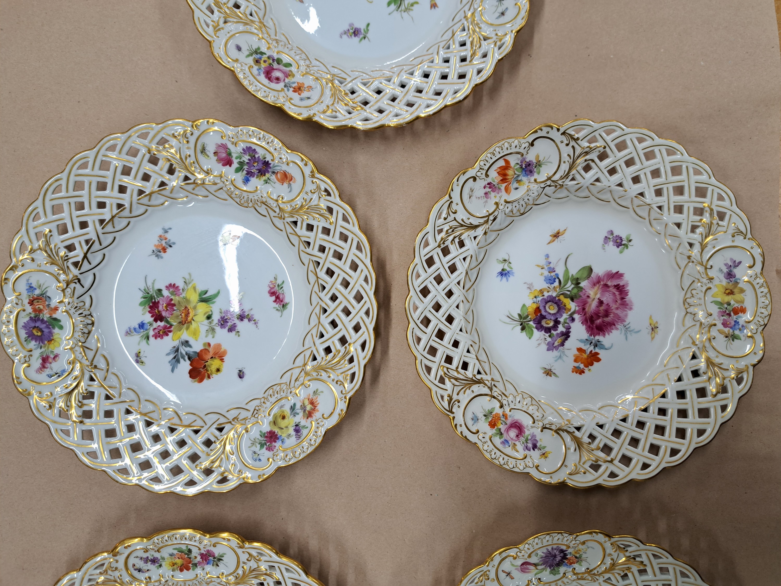 Detail e: Serviceteile: 6 Teller, 2 Fußschalen, Meissen, Knaufzeit und jünger, Porzellan, Goldstaffage, 6 Kuchenteller mit durchbrochener Fahne, Blumen und ...