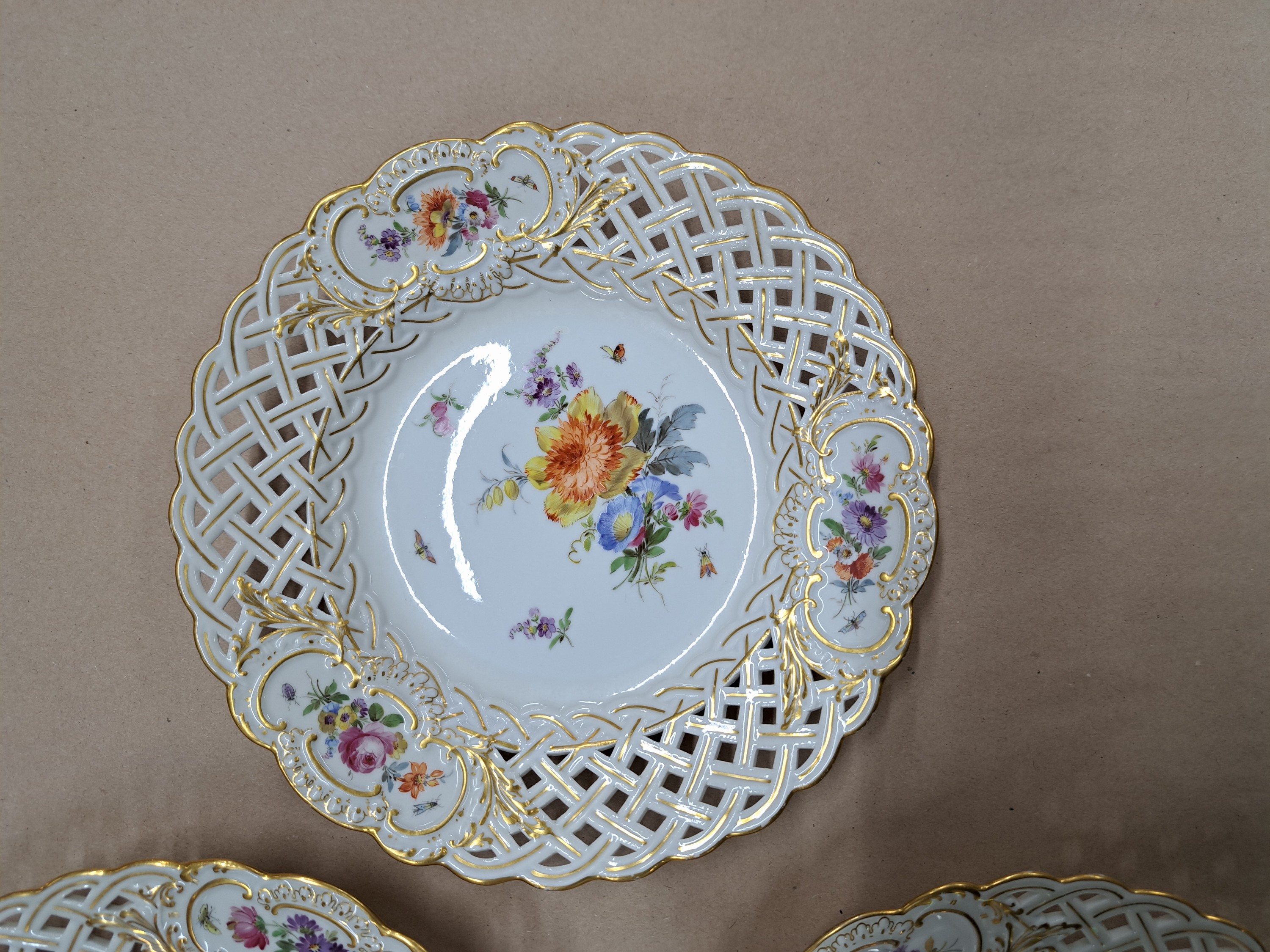Detail f: Serviceteile: 6 Teller, 2 Fußschalen, Meissen, Knaufzeit und jünger, Porzellan, Goldstaffage, 6 Kuchenteller mit durchbrochener Fahne, Blumen und ...