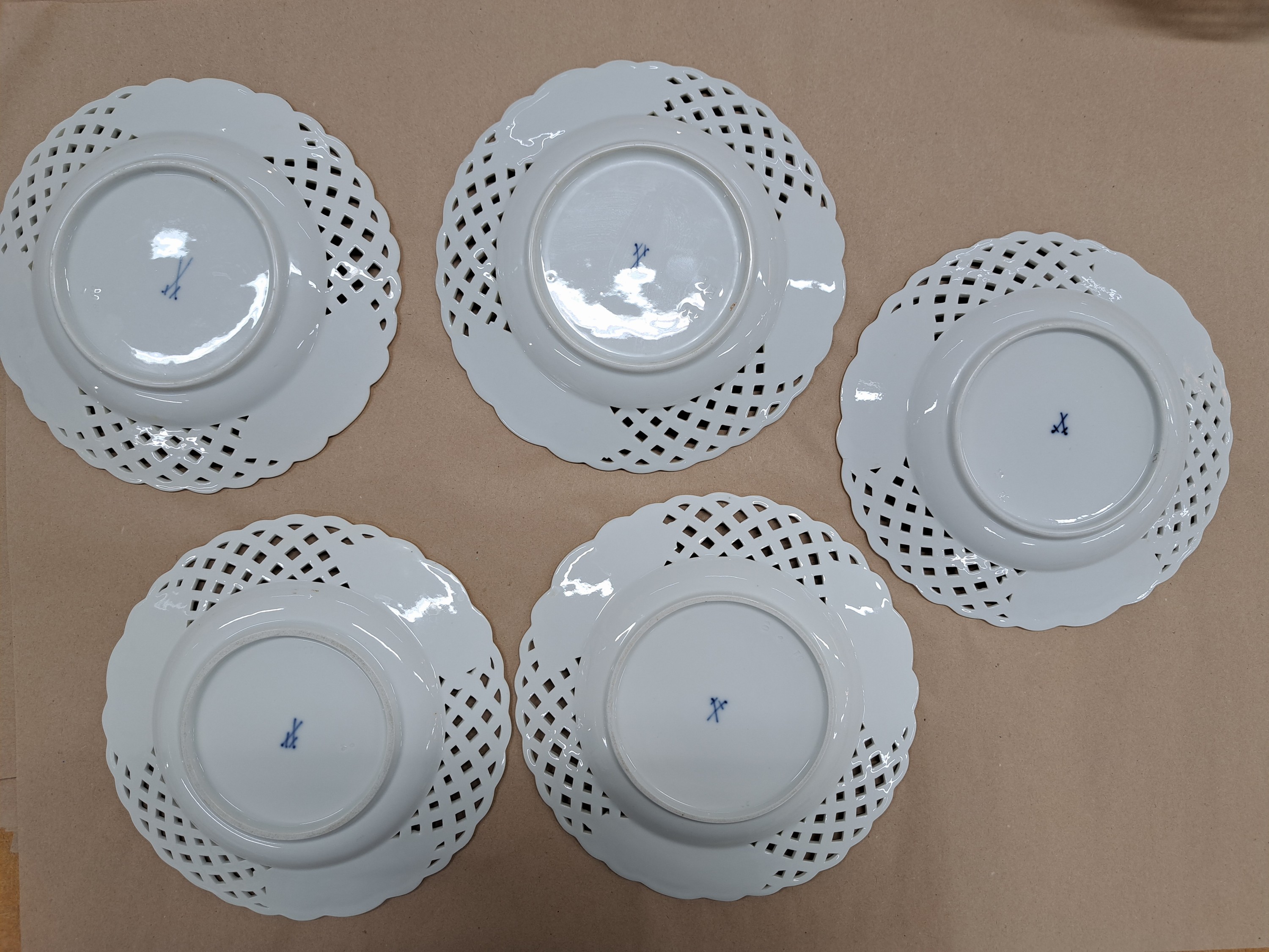 Detail g: Serviceteile: 6 Teller, 2 Fußschalen, Meissen, Knaufzeit und jünger, Porzellan, Goldstaffage, 6 Kuchenteller mit durchbrochener Fahne, Blumen und ...