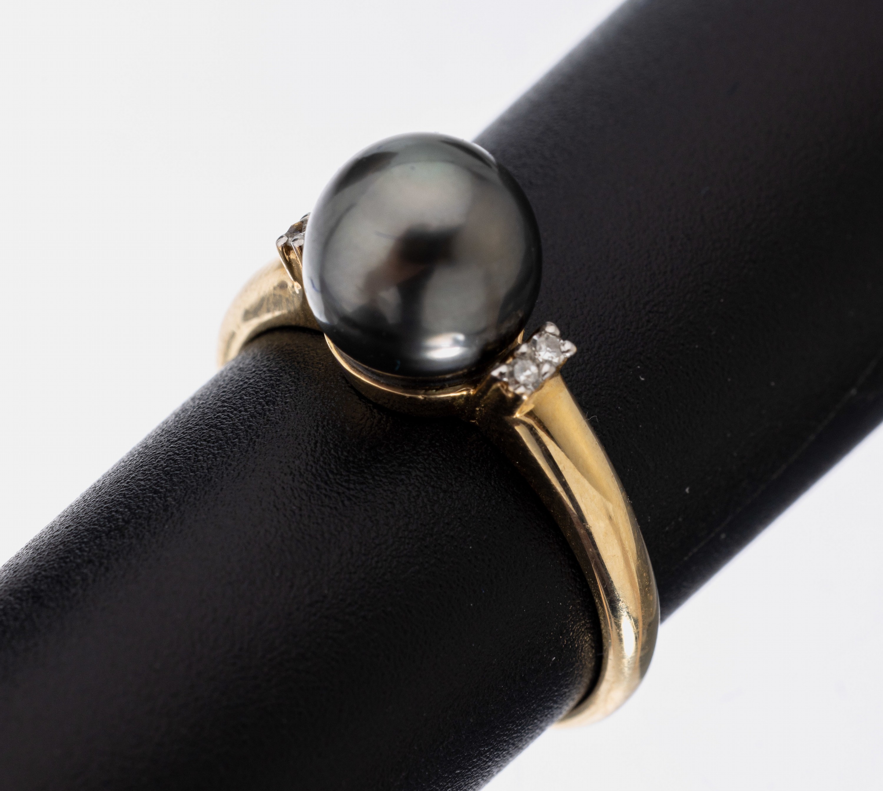 14 kt Gold Zuchtperl-Diamant-Ring, GG 585/000, mittig Tahitizuchtperle, D. ca. 8.3 mm, 4 8/8-Diamanten zus. ca. 0.02 ct Weiß/si, RW 56, ca. 3.0 g