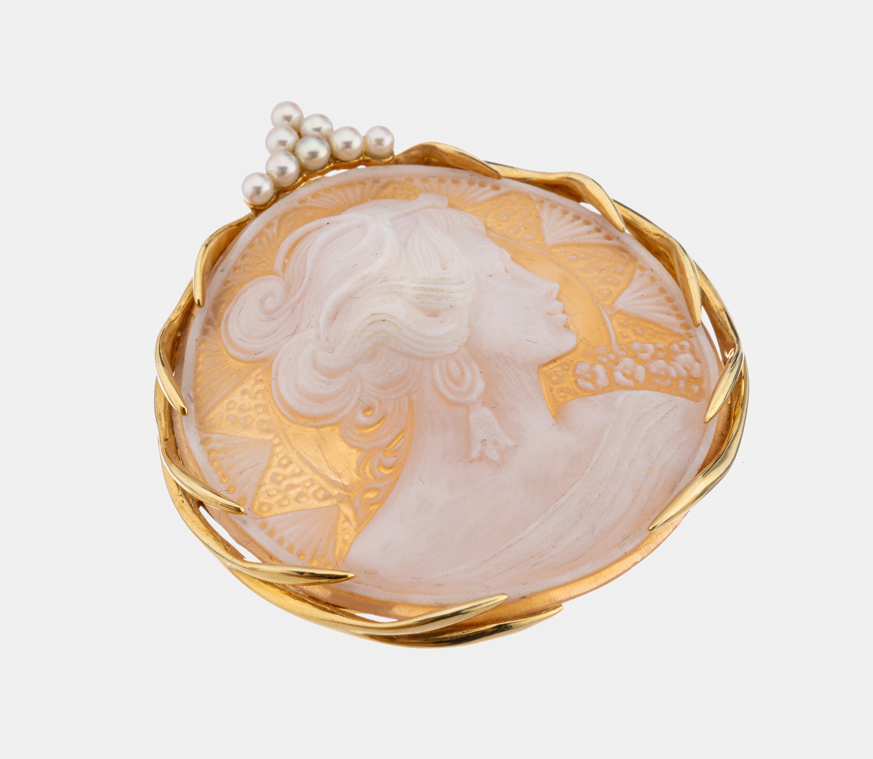 14 kt Gold Perl-Kamee-Anhänger, GG 585/000,ovale Muschelkamee, Darstellung einer jungen Dame im Profil, Abschluss mit kl. Akoyazuchtperlen, ca. 6 x ...
