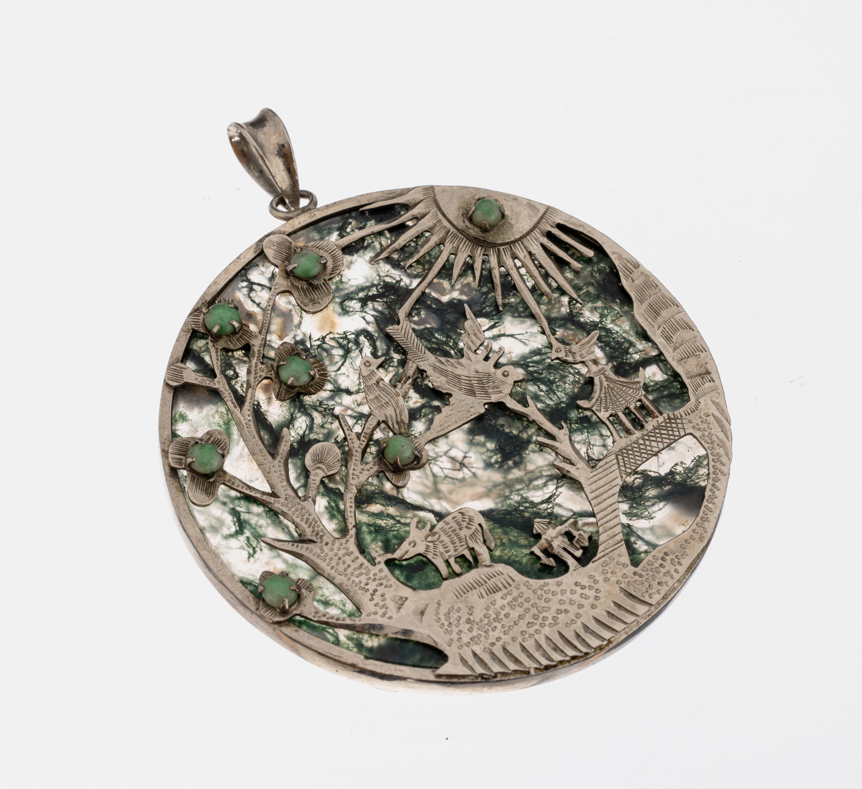 Achat-Anhänger, China 1950er-60er Jahre, Silber gepr., gr. Moosachat-Scheibe, aufgelegte Silbermontur mit Tieren und Pflanzen, kl. Jade-Halbkugeln, ...