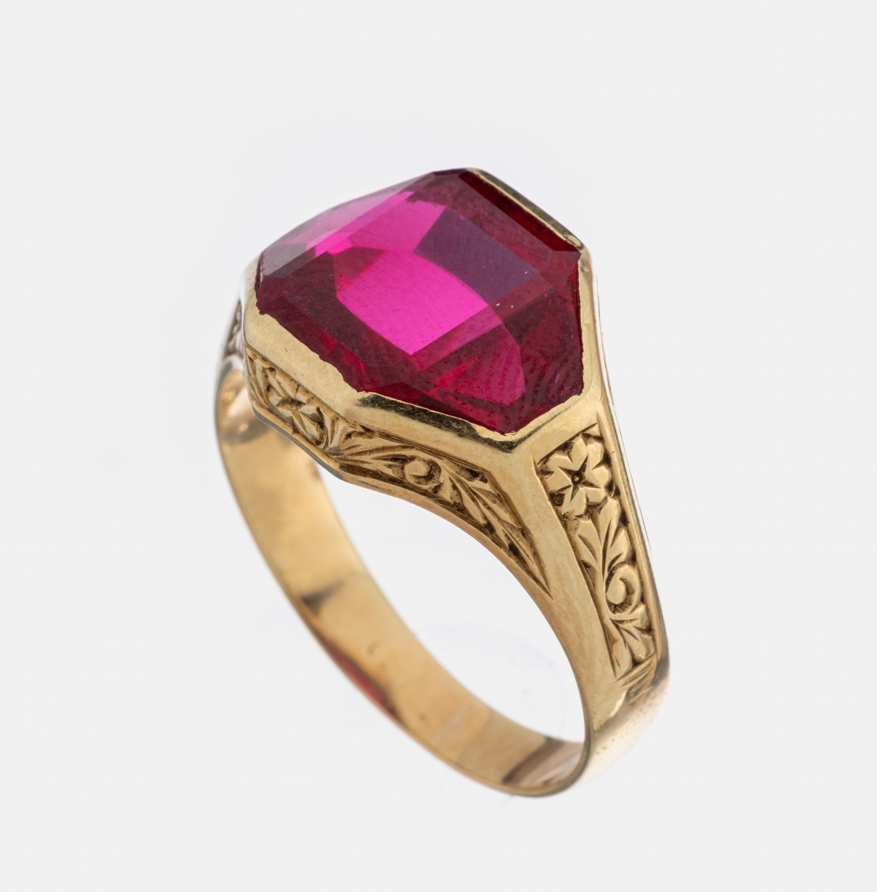 14 kt Gold Farbstein-Ring, um 1920, GG 585/000, facett. Rubin-Synthese, seitl. floralgrav., RW 64, ca. 7.6 g