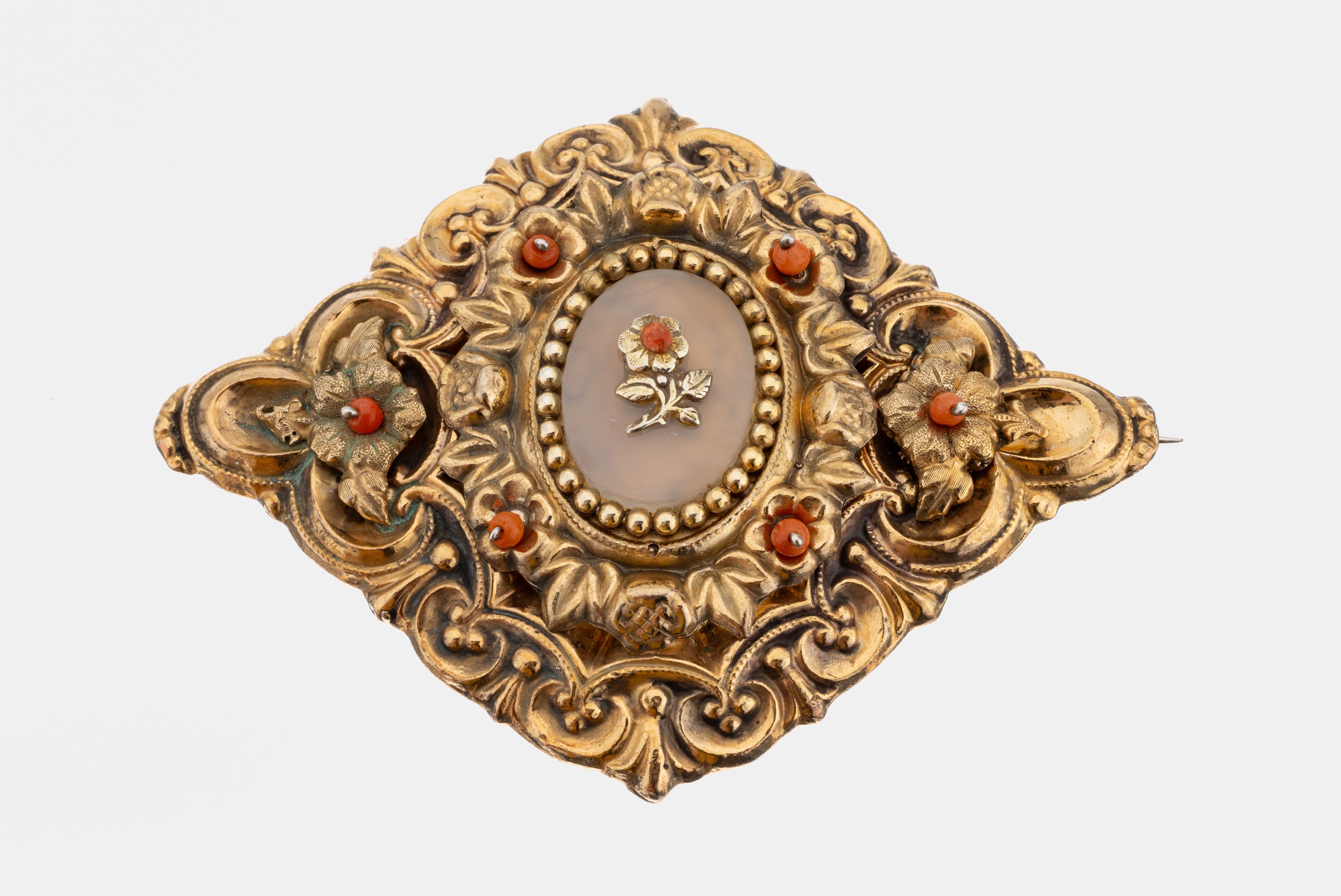 Biedermeier Korallen-Brosche, um 1860, Silber gepr., schauseitig vergoldet, mittig Bergkristallscheibe mit aufgelegter Blüte, kl. bewegl. gefasste ...