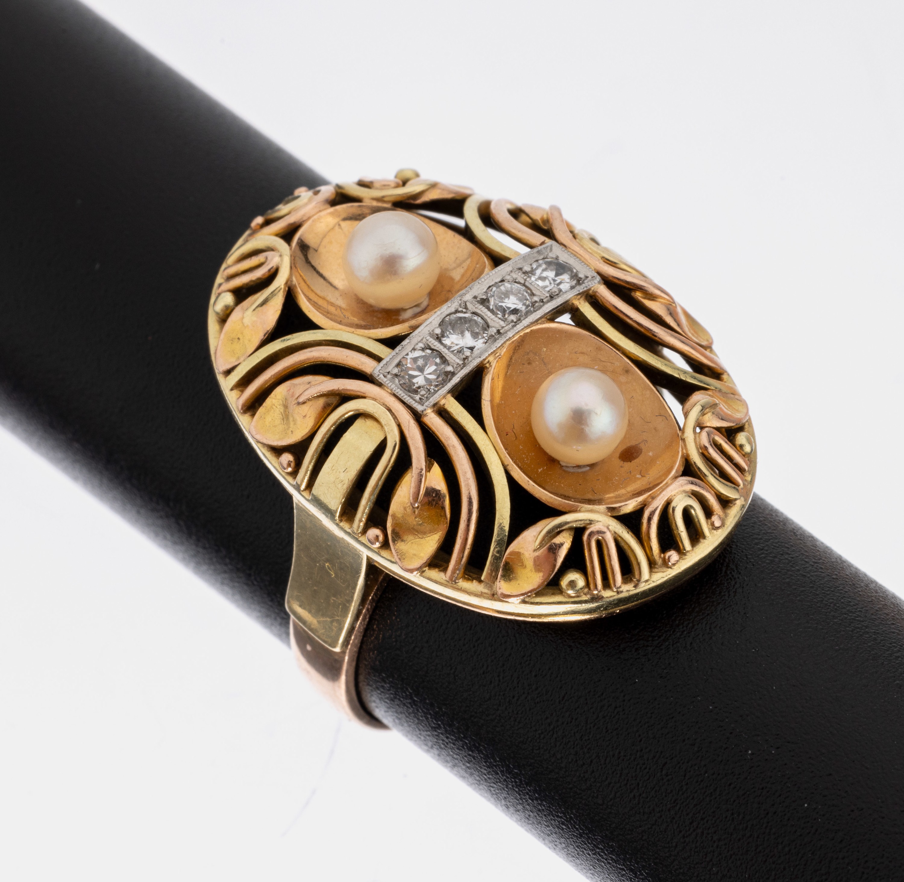 14 kt Gold Diamant-Perl-Ring, 1950er Jahre, GG/WG 585/000, ovaler Ringkopf, durchbrochen gearbeitet, 4 in WG gefasste 8/8-Diamanten zus. ca. 0.16 ct ...