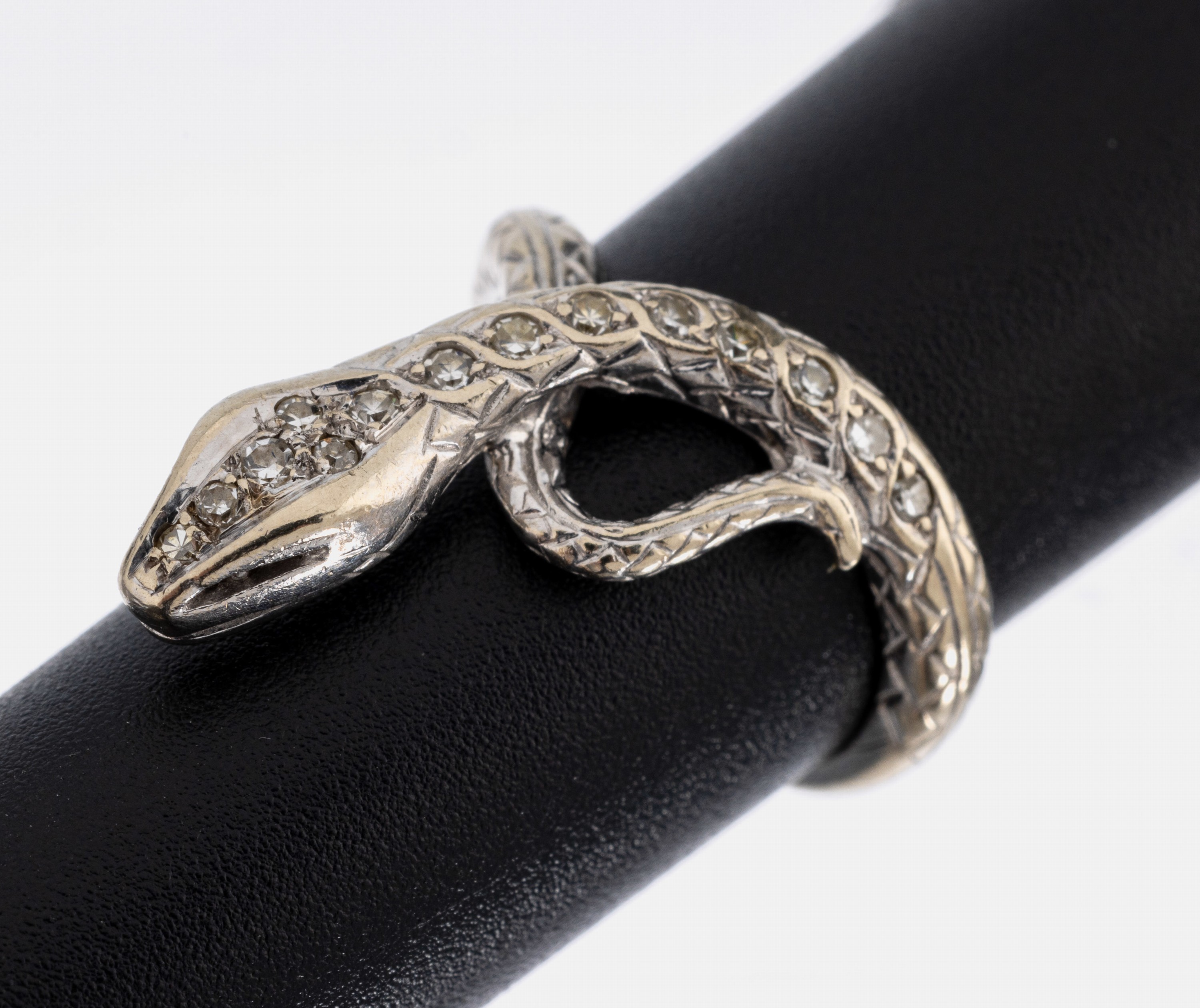 14 kt Gold Diamant-Ring "Schlange", WG 585/000, Körper fein grav., 14 8/8-Diamanten zus. ca. 0.10 ct Weiß/si-p, RW 45, ca. 4.4 g