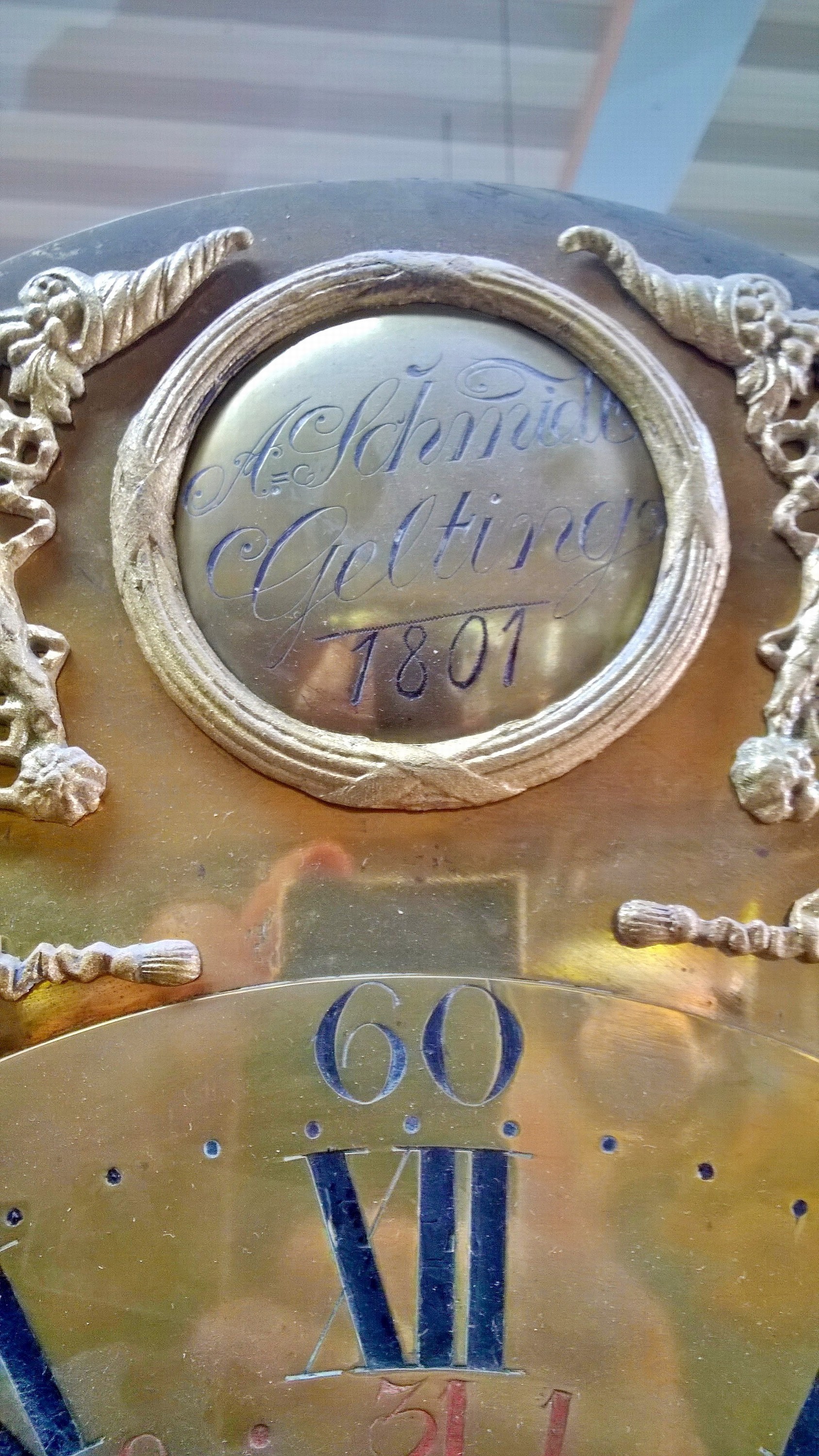 Detail a: Standuhr, (Asmus) Schmidt, Gelting (Schleswig Holstein), datiert 1801, urspr. zweiteiliges Holzgehäuse mit eleganten Intarsien, Mittel- und Oberteil ...