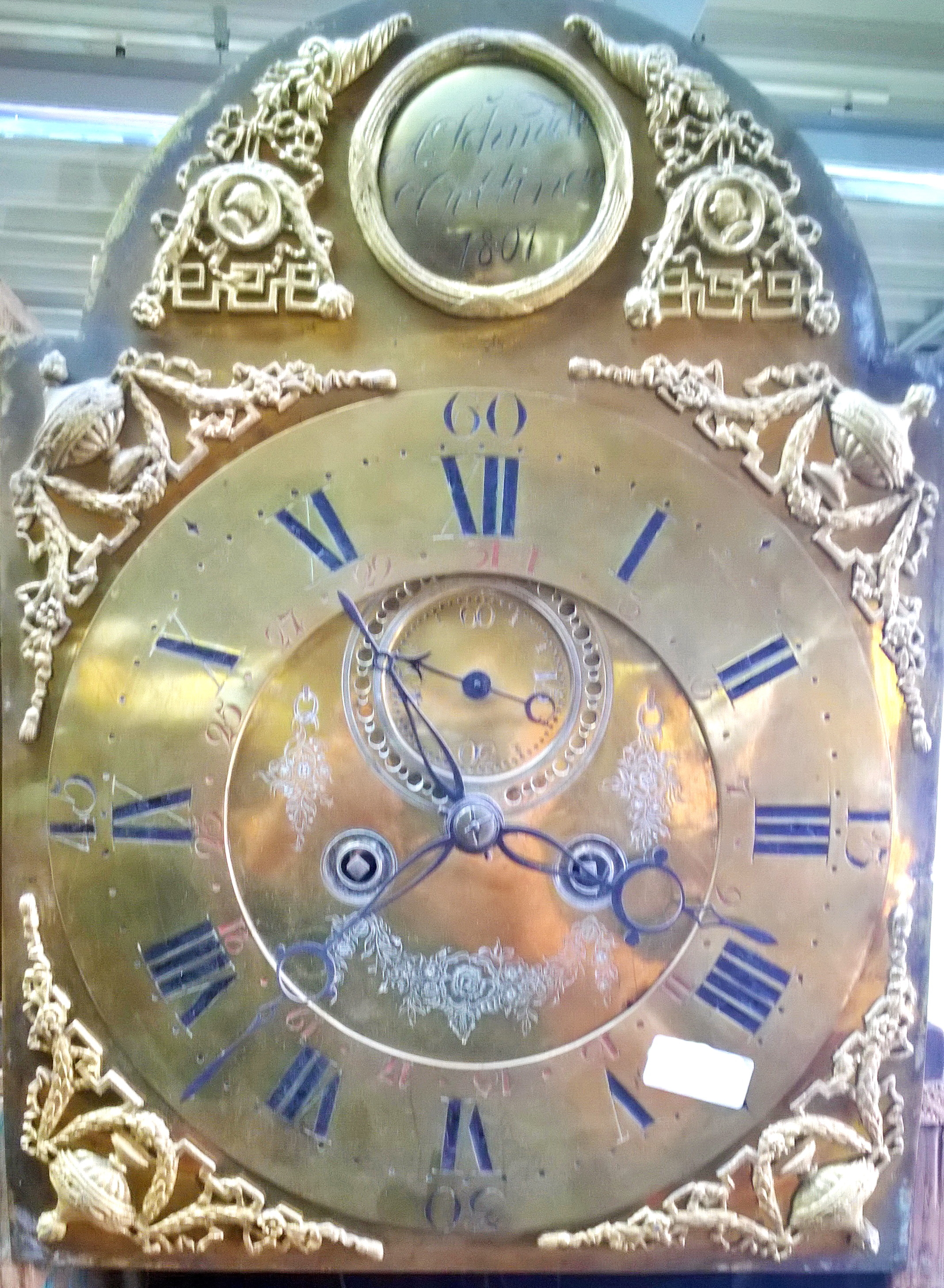 Detail b: Standuhr, (Asmus) Schmidt, Gelting (Schleswig Holstein), datiert 1801, urspr. zweiteiliges Holzgehäuse mit eleganten Intarsien, Mittel- und Oberteil ...