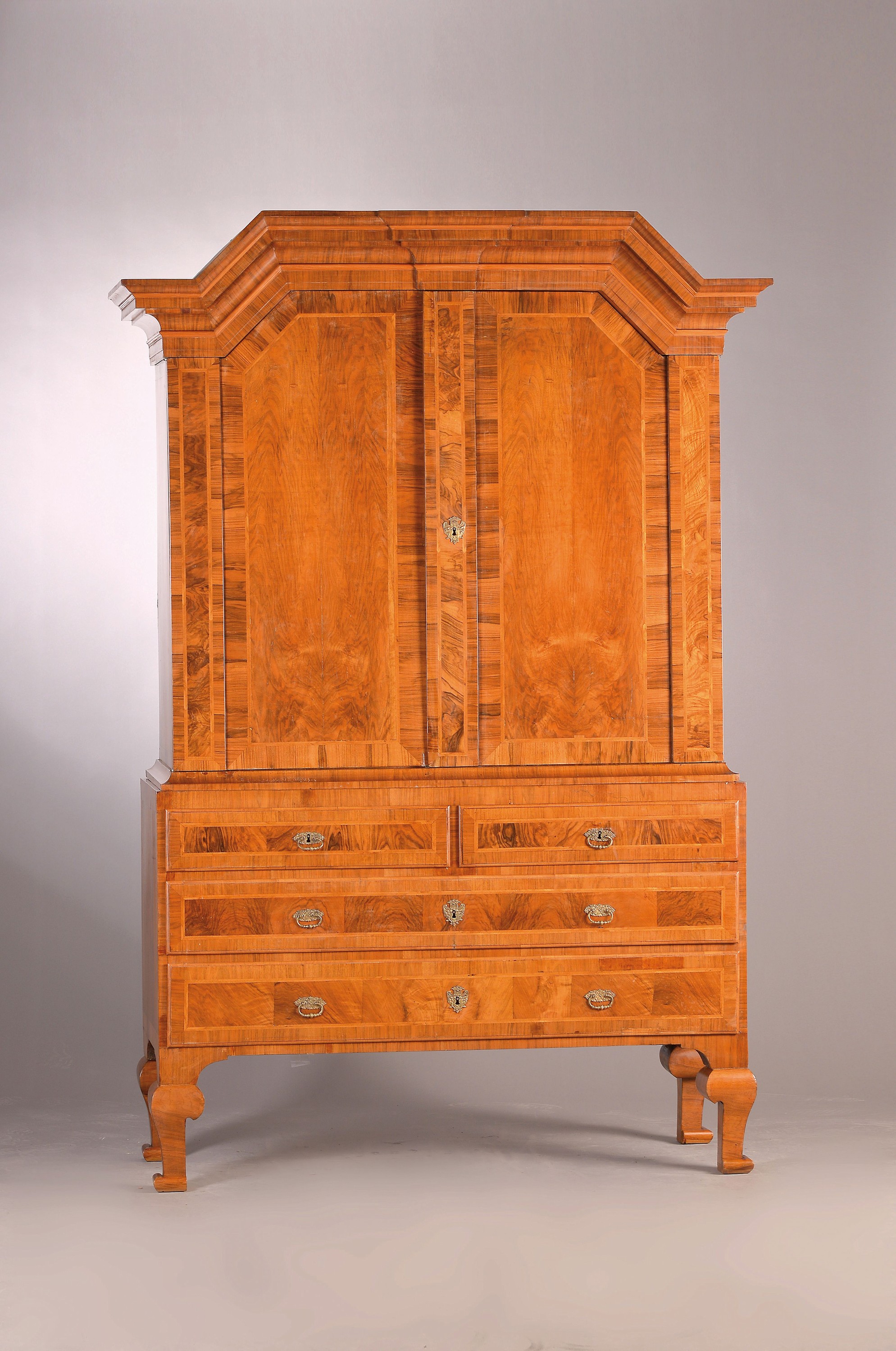 Seltener Dresdner Kabinettschrank, um 1730/40 , Nußbaumfurnier, vierschübiges Kommodenunterteil mit zweitürigem Aufsatz, Satteldach, sehr fein ...