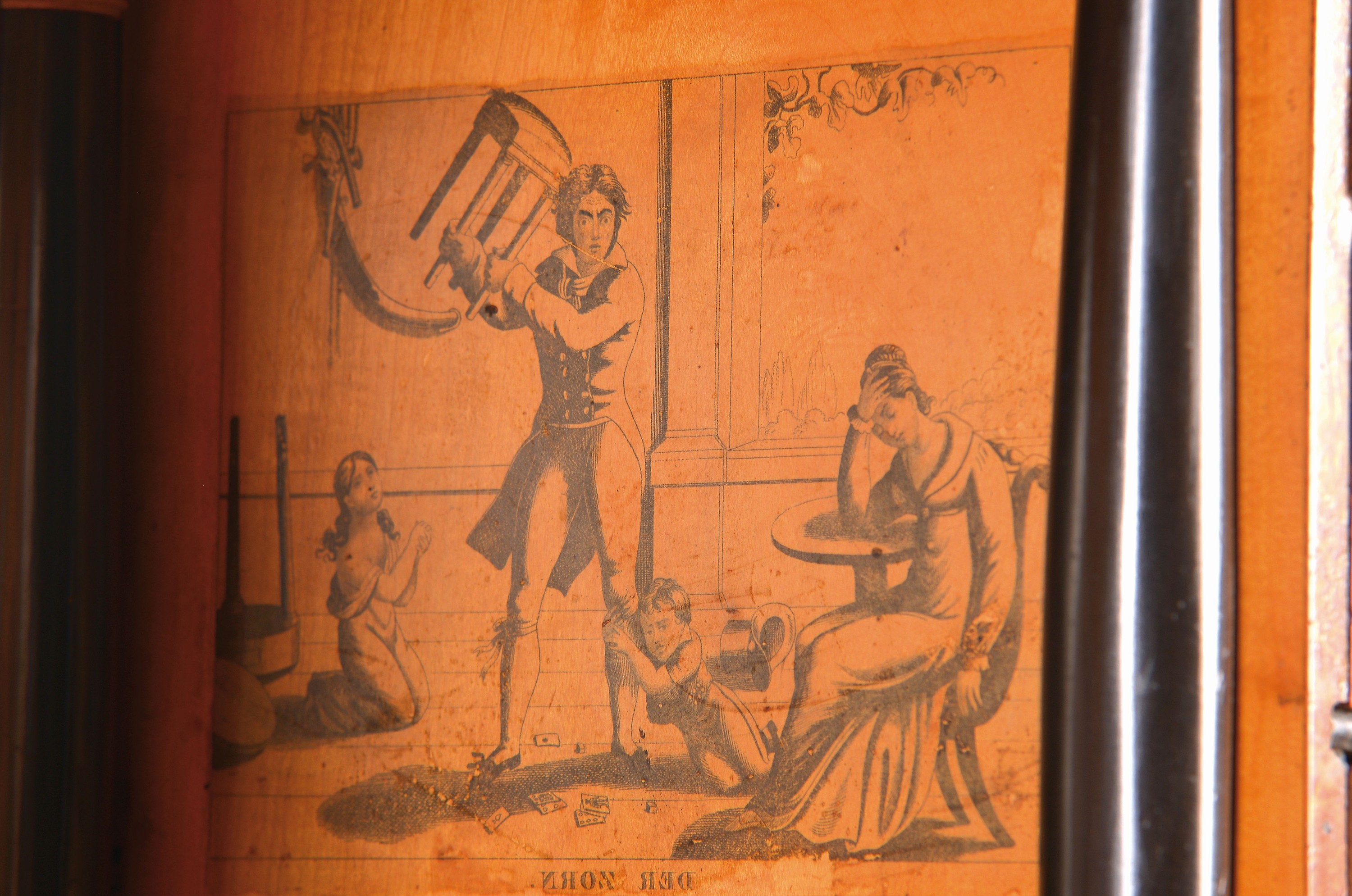 Detail c: Biedermeier Standsekretär, um 1820, Nußbaumfurnier, hinter senkrechter Klappe aufwendiges Innenleben in Wurzelnussfurnier, Säulenhalle mit ...