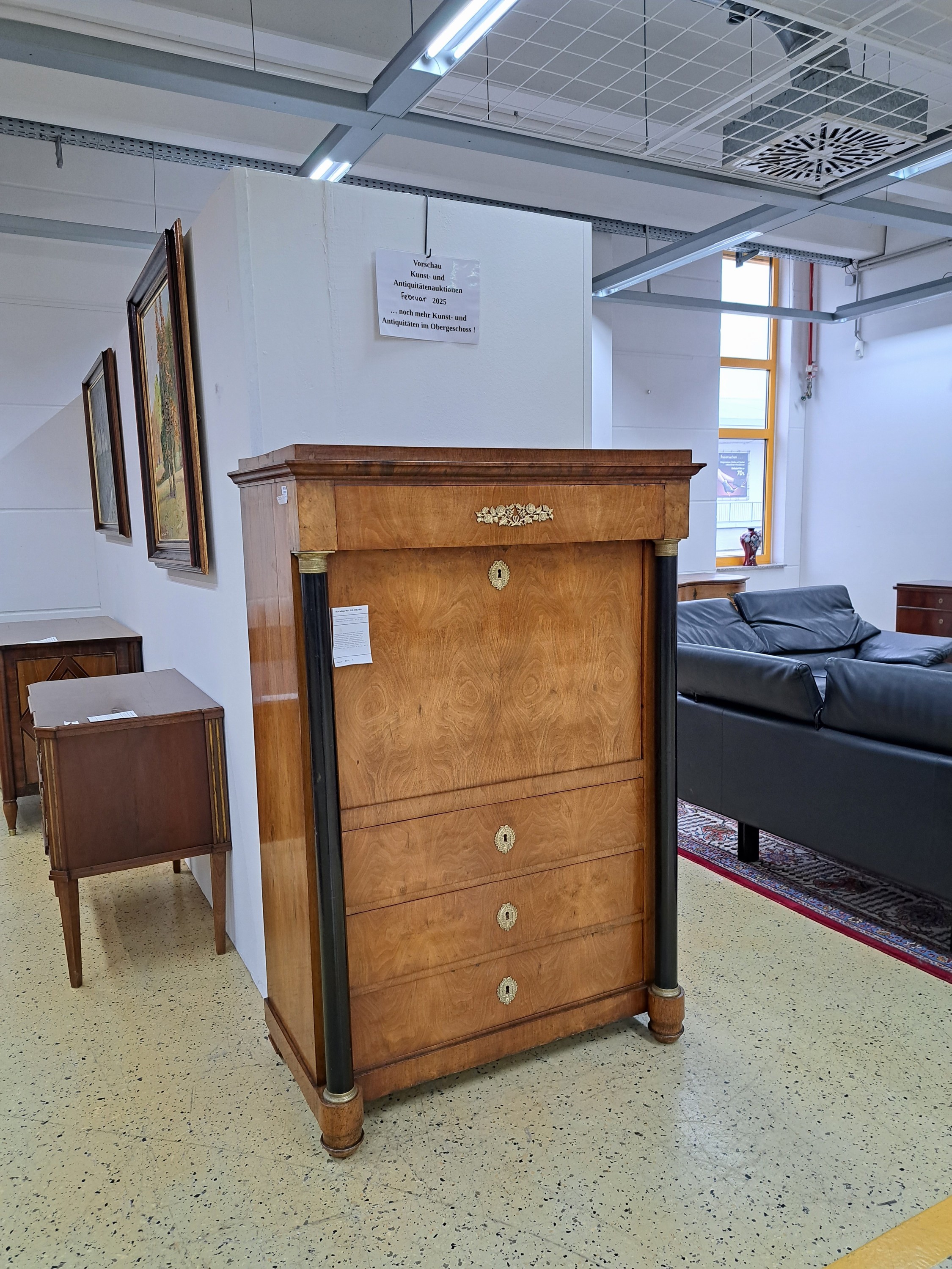 Detail d: Biedermeier Standsekretär, um 1820, Nußbaumfurnier, hinter senkrechter Klappe aufwendiges Innenleben in Wurzelnussfurnier, Säulenhalle mit ...