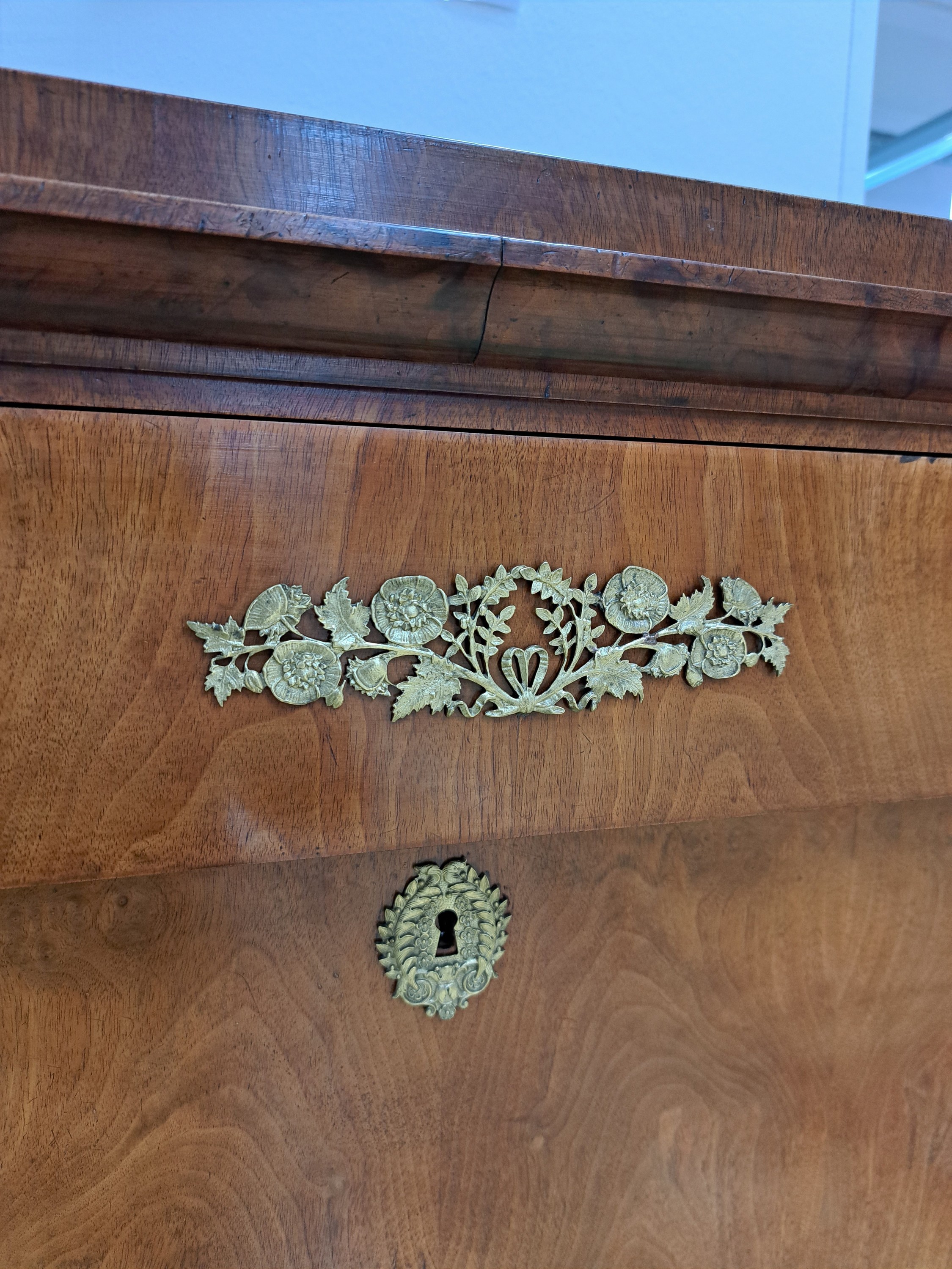 Detail e: Biedermeier Standsekretär, um 1820, Nußbaumfurnier, hinter senkrechter Klappe aufwendiges Innenleben in Wurzelnussfurnier, Säulenhalle mit ...