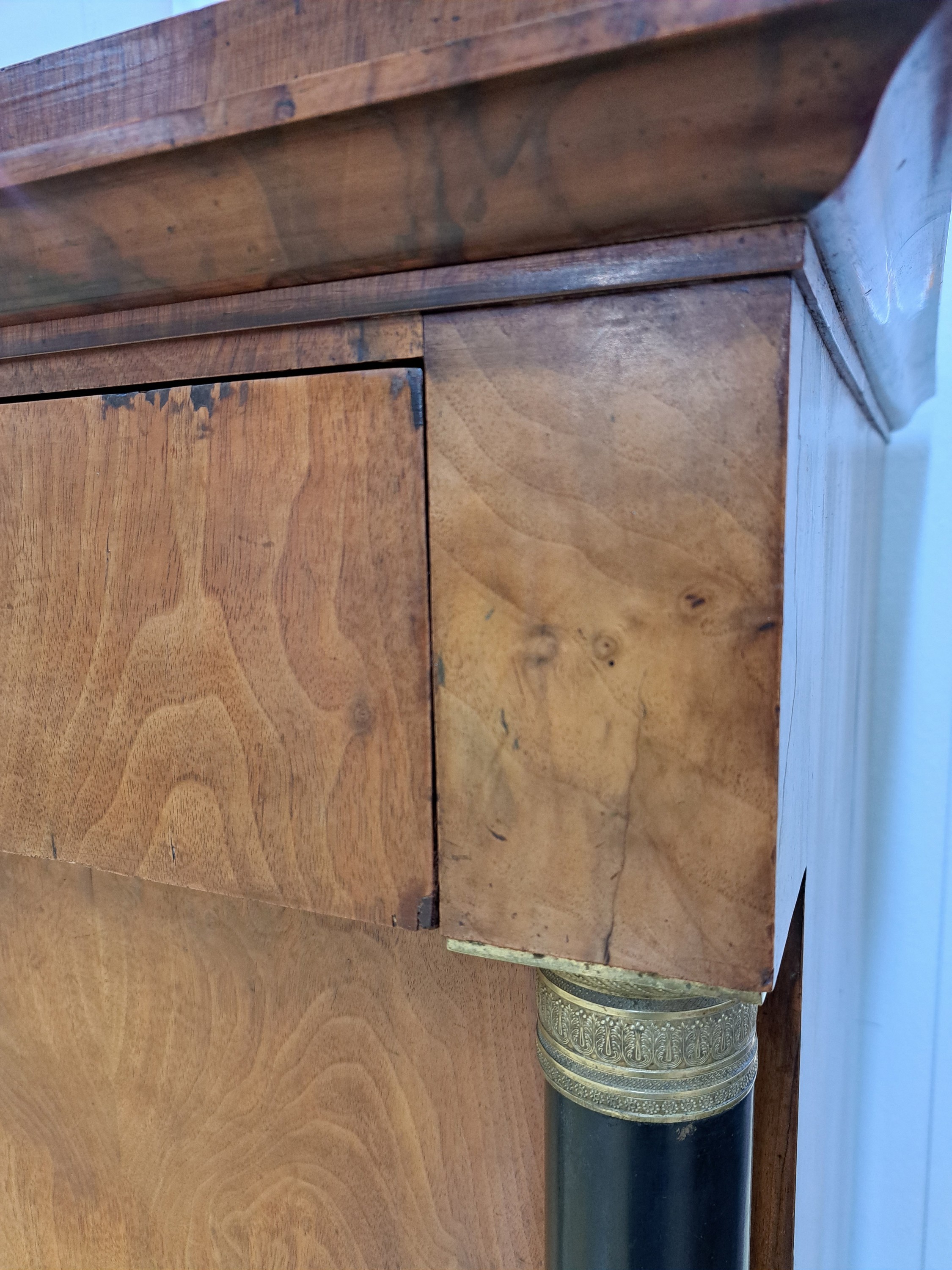 Detail f: Biedermeier Standsekretär, um 1820, Nußbaumfurnier, hinter senkrechter Klappe aufwendiges Innenleben in Wurzelnussfurnier, Säulenhalle mit ...