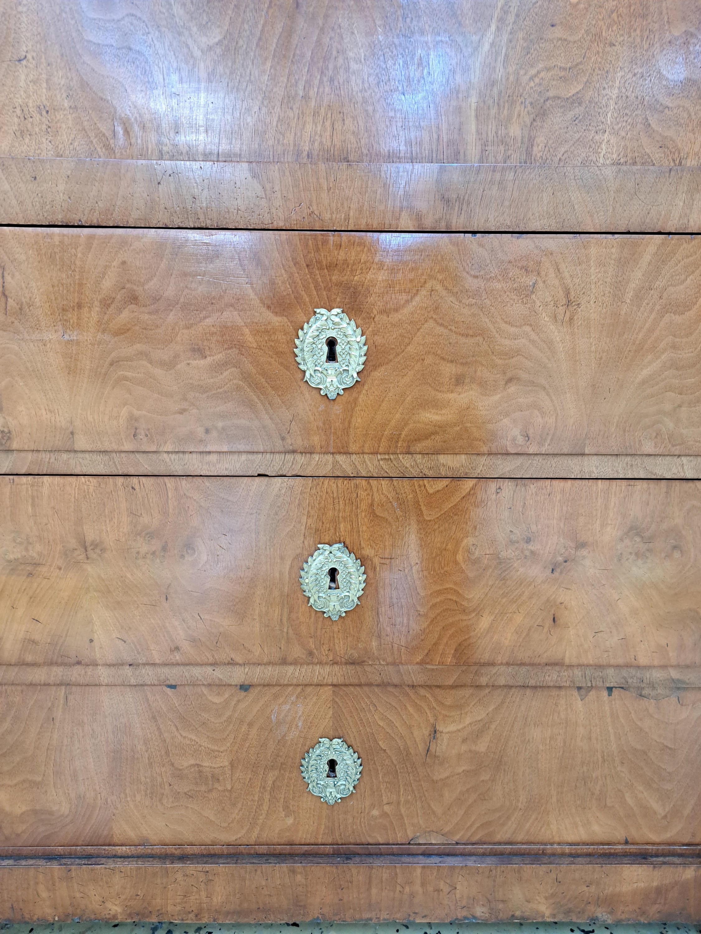 Detail g: Biedermeier Standsekretär, um 1820, Nußbaumfurnier, hinter senkrechter Klappe aufwendiges Innenleben in Wurzelnussfurnier, Säulenhalle mit ...