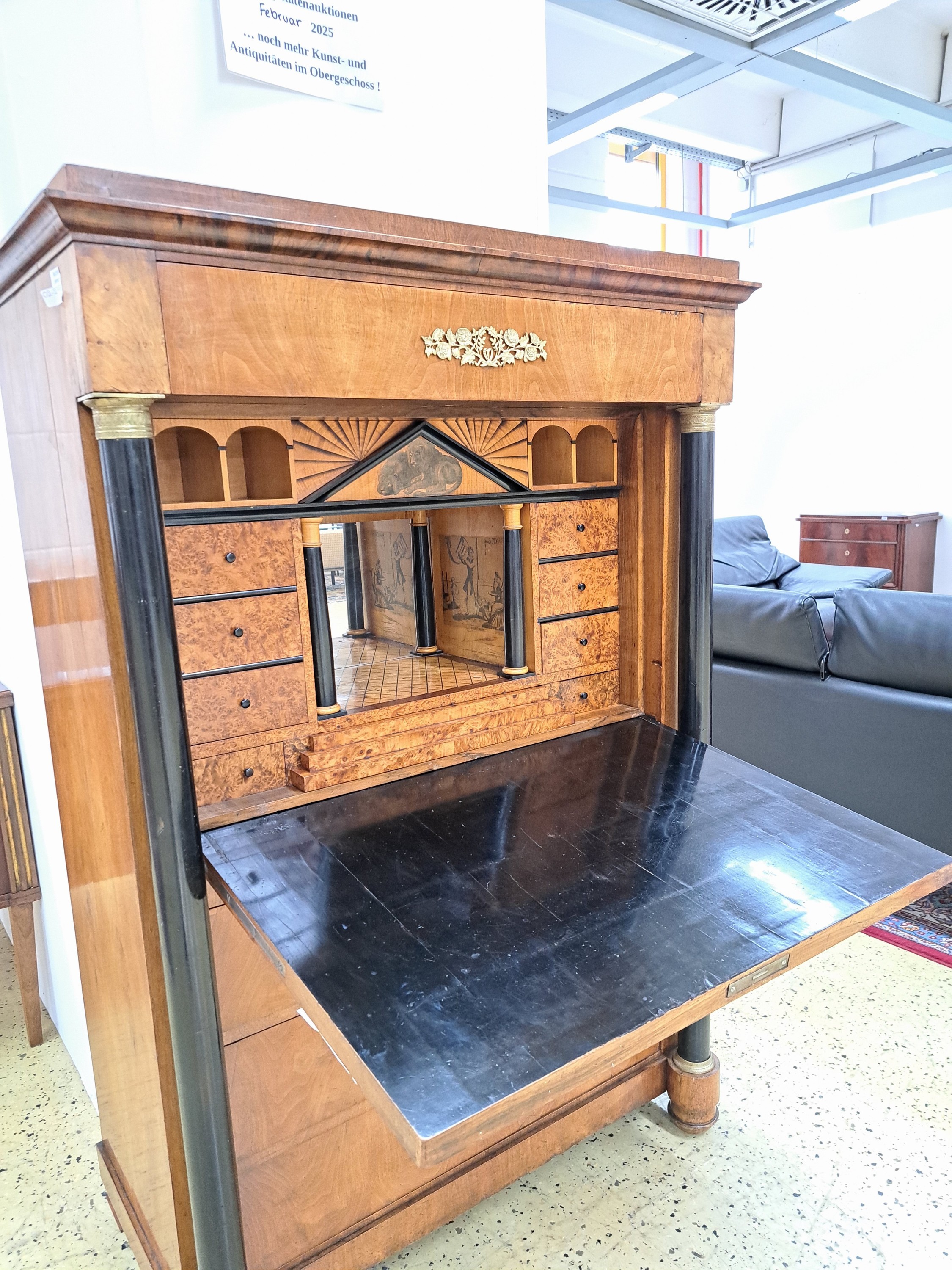 Detail h: Biedermeier Standsekretär, um 1820, Nußbaumfurnier, hinter senkrechter Klappe aufwendiges Innenleben in Wurzelnussfurnier, Säulenhalle mit ...