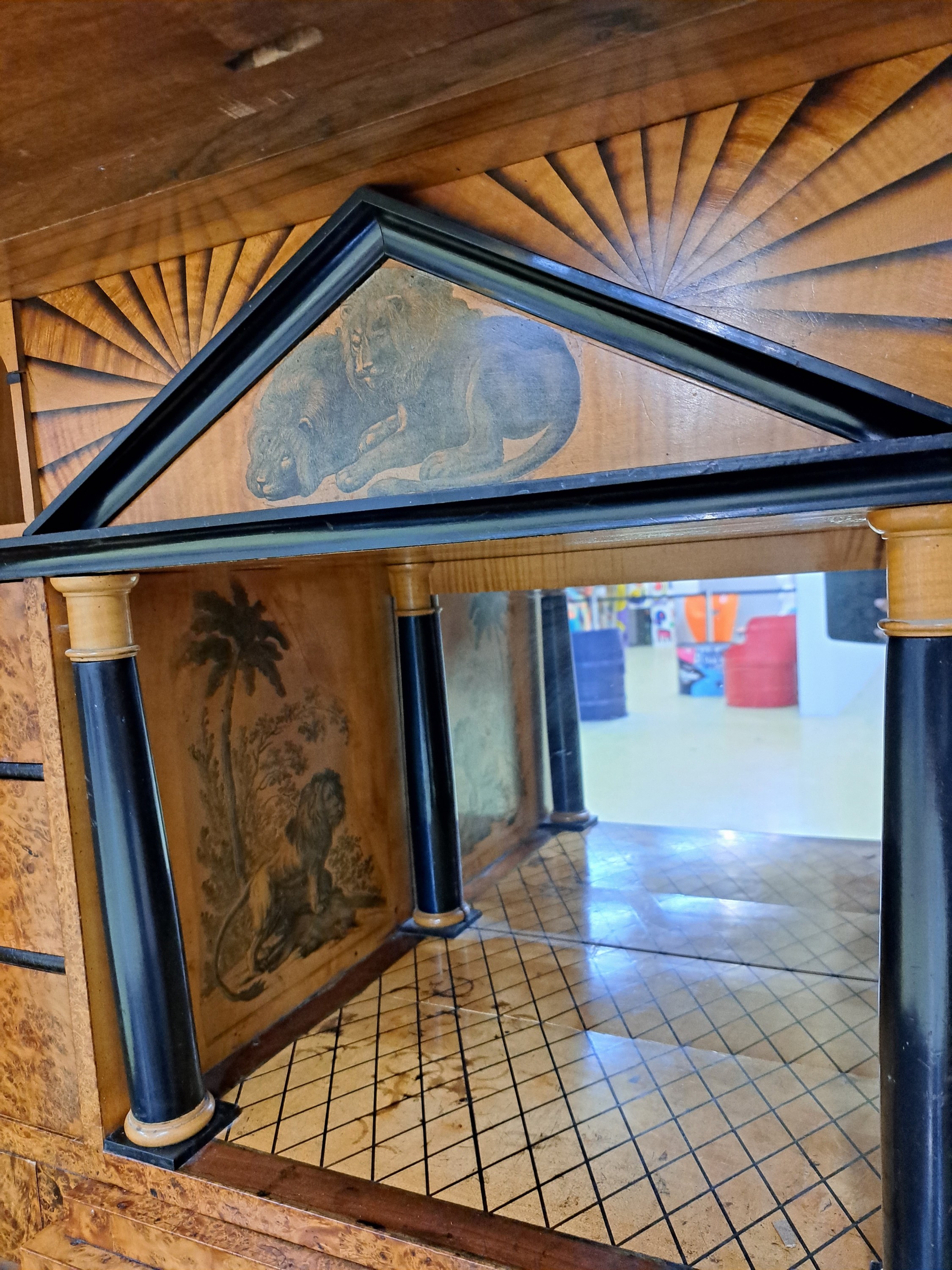Detail i: Biedermeier Standsekretär, um 1820, Nußbaumfurnier, hinter senkrechter Klappe aufwendiges Innenleben in Wurzelnussfurnier, Säulenhalle mit ...