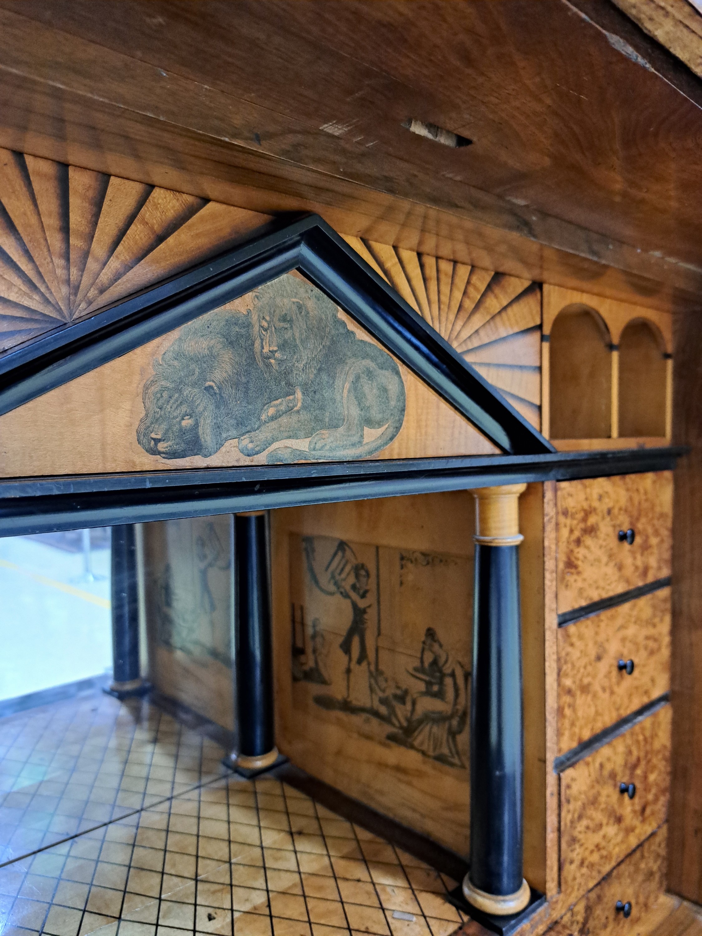 Detail j: Biedermeier Standsekretär, um 1820, Nußbaumfurnier, hinter senkrechter Klappe aufwendiges Innenleben in Wurzelnussfurnier, Säulenhalle mit ...