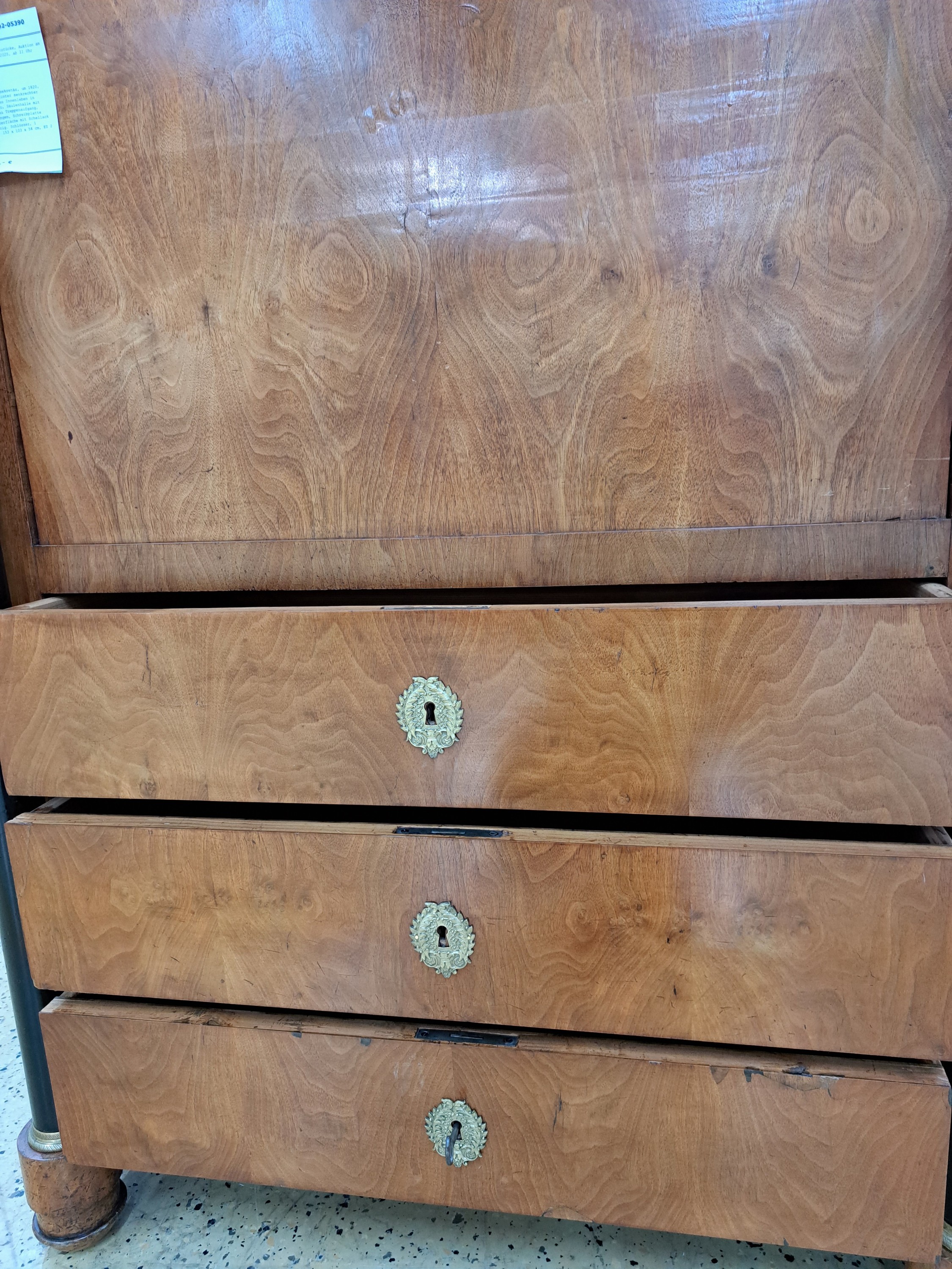 Detail k: Biedermeier Standsekretär, um 1820, Nußbaumfurnier, hinter senkrechter Klappe aufwendiges Innenleben in Wurzelnussfurnier, Säulenhalle mit ...