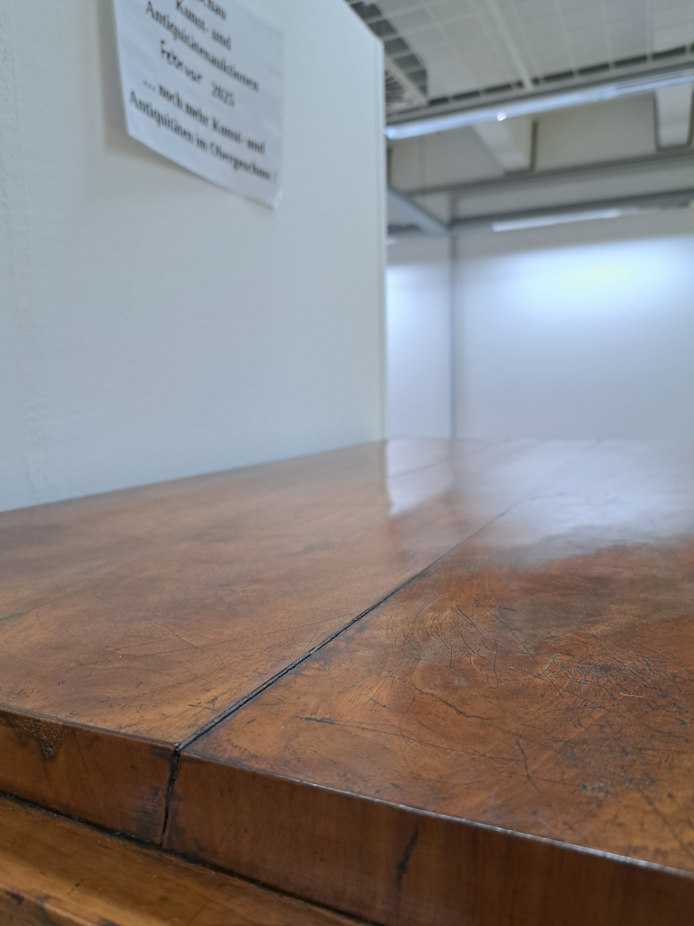 Detail l: Biedermeier Standsekretär, um 1820, Nußbaumfurnier, hinter senkrechter Klappe aufwendiges Innenleben in Wurzelnussfurnier, Säulenhalle mit ...