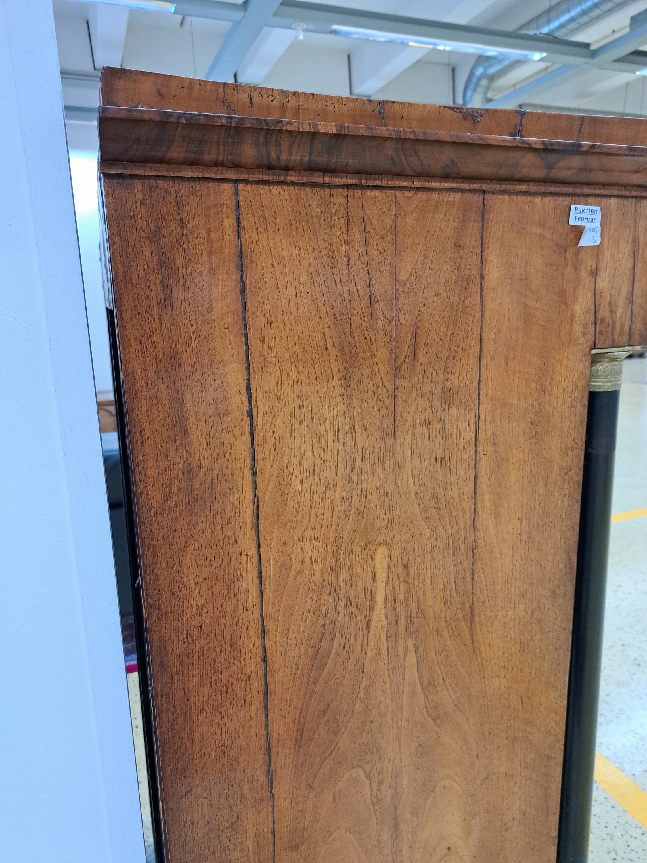 Detail m: Biedermeier Standsekretär, um 1820, Nußbaumfurnier, hinter senkrechter Klappe aufwendiges Innenleben in Wurzelnussfurnier, Säulenhalle mit ...