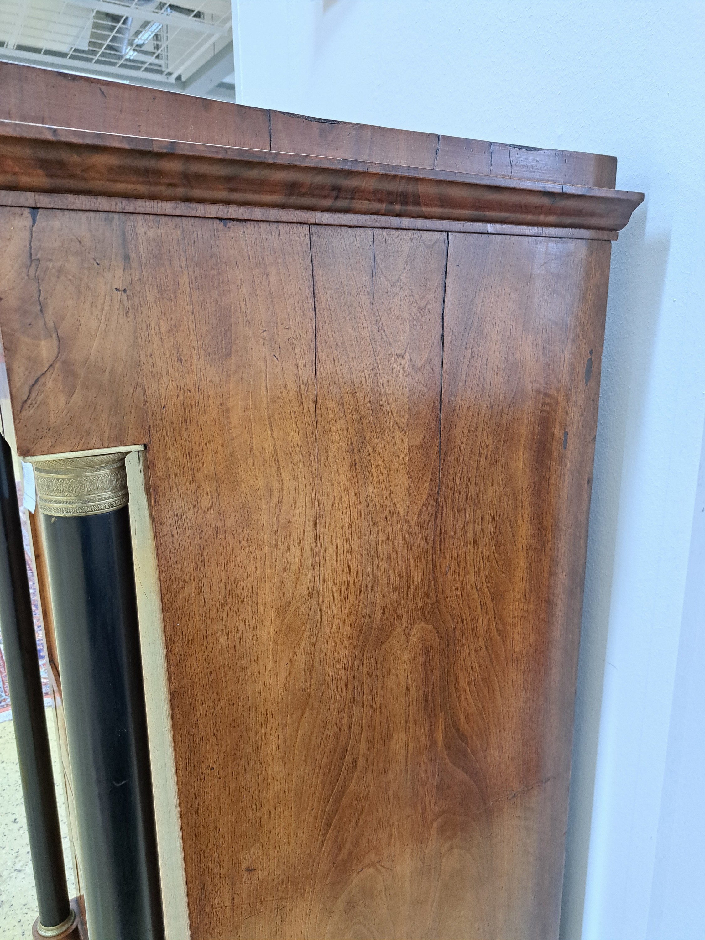 Detail n: Biedermeier Standsekretär, um 1820, Nußbaumfurnier, hinter senkrechter Klappe aufwendiges Innenleben in Wurzelnussfurnier, Säulenhalle mit ...