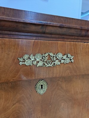 26882689e - Biedermeier Standsekretär, um 1820, Nußbaumfurnier, hinter senkrechter Klappe ...