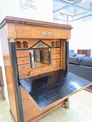 26882689h - Biedermeier Standsekretär, um 1820, Nußbaumfurnier, hinter senkrechter Klappe ...
