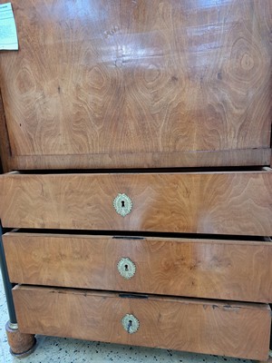 26882689k - Biedermeier Standsekretär, um 1820, Nußbaumfurnier, hinter senkrechter Klappe ...