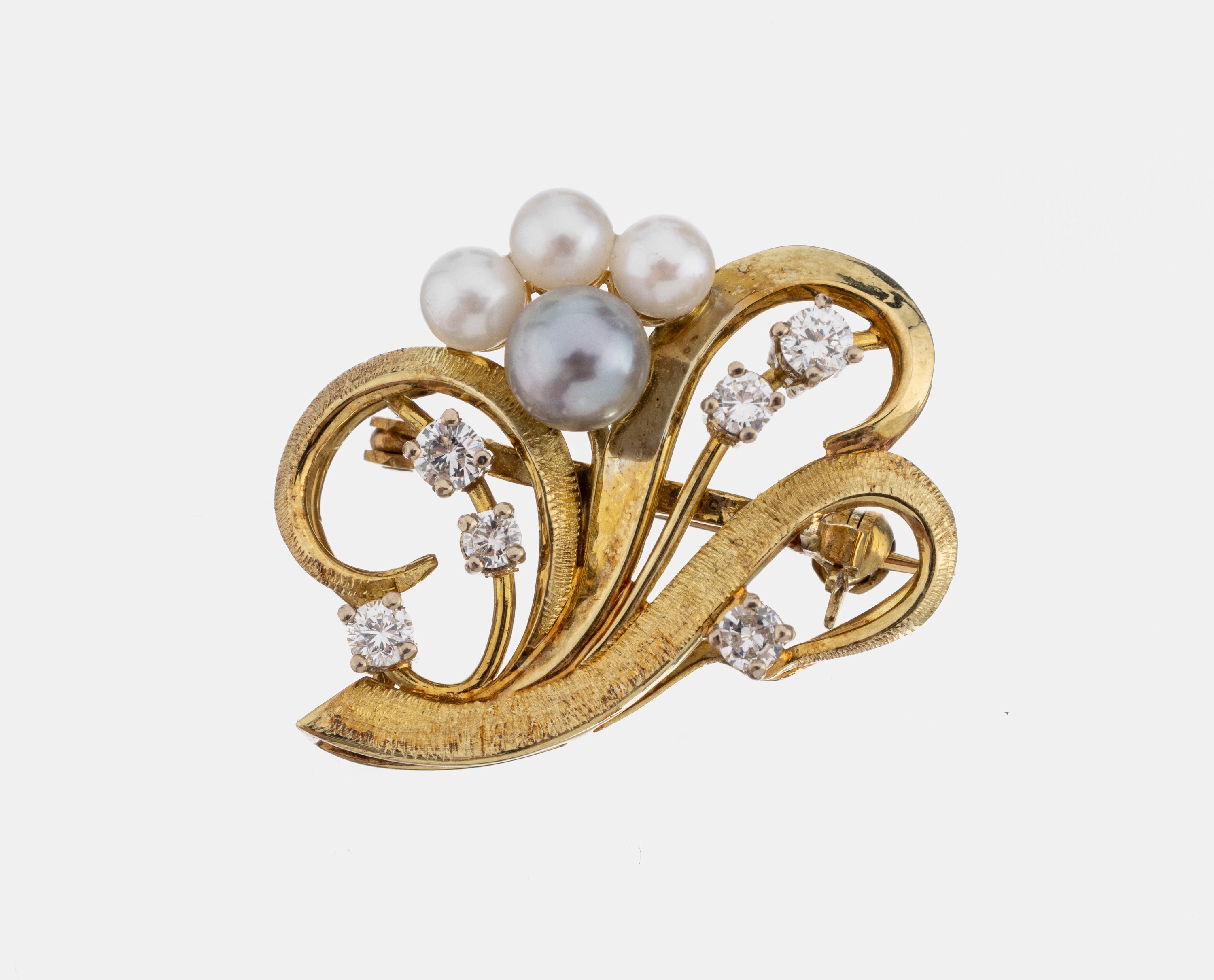 14 kt Gold Brillant-Perl-Brosche, GG 585/000, part. sat., geschwungen, 4 Akoyazuchtperlen, 6 Brillanten zus. ca. 0.44 ct Weiß/si, ca. 2.7 x 2.5 cm, ...