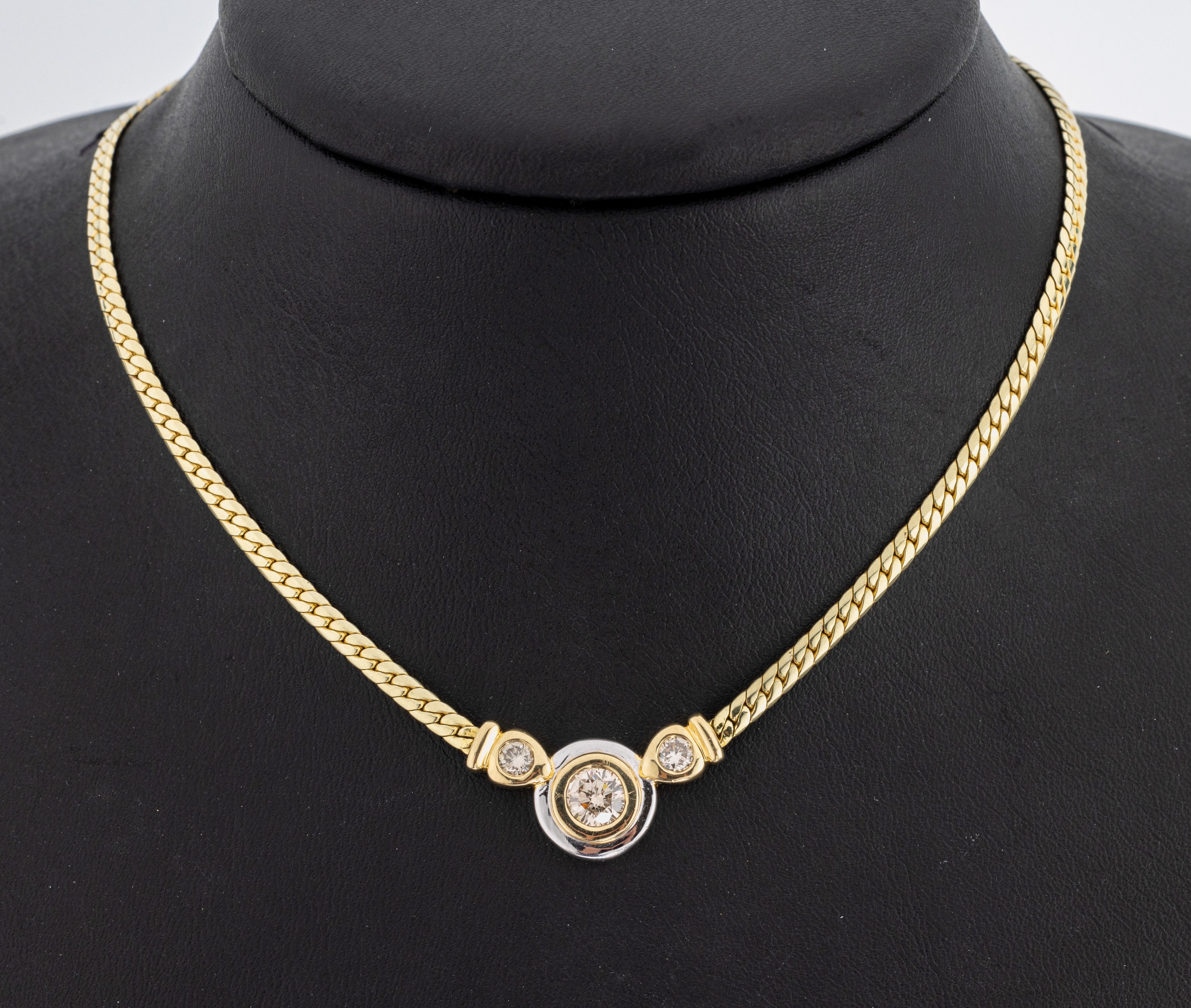 14 kt Gold Brillant-Collier, GG/WG 585/000,schlichte Gestaltung, mittiger Brillant ca. 0.60 ct Braun/p, seitl. 2 Brillanten zus. ca. 0.30 ct ...