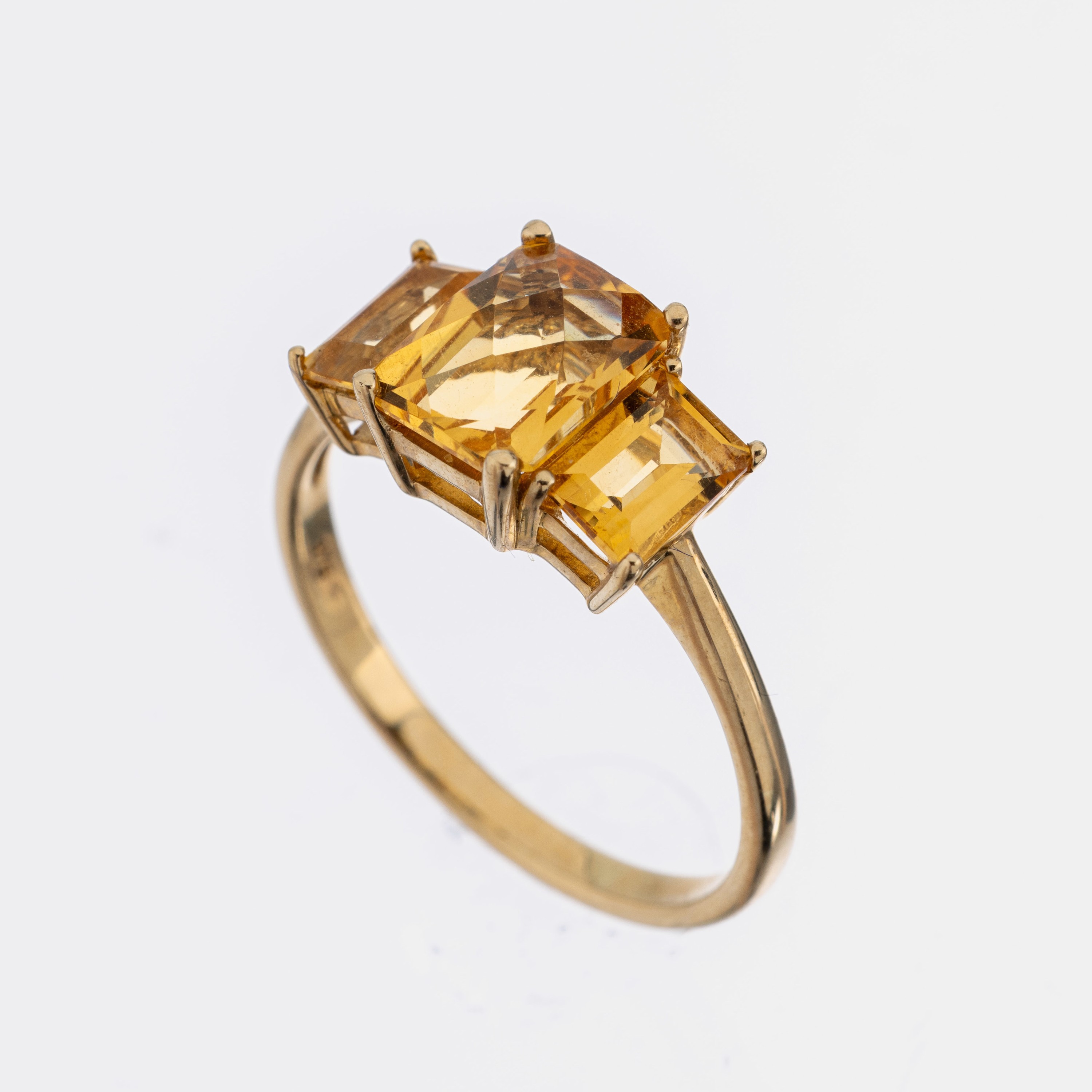 9 kt Gold Citrin-Ring, GG 375/000, Ringkopfmit 2 Citrin-Baguettes und 1 Citrin im Chessboard Cut zus. ca. 2.0 ct, RW 58, ca. 2.5 g