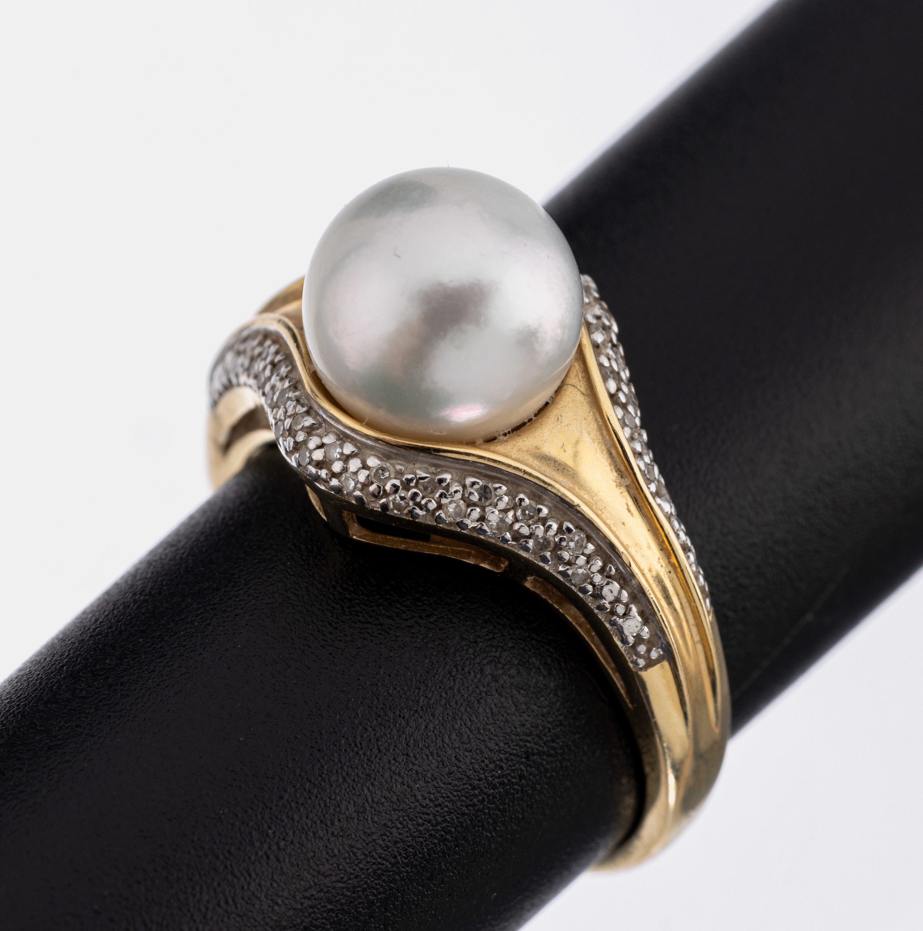 14 kt Gold Zuchtperl-Diamant-Ring, GG 585/000, mittig erhaben Zuchtperle, D. ca. 9.6mm, 46 8/8-Diamanten zus. ca. 0.16 ct (grav.) Weiß/si, RW 60, ...