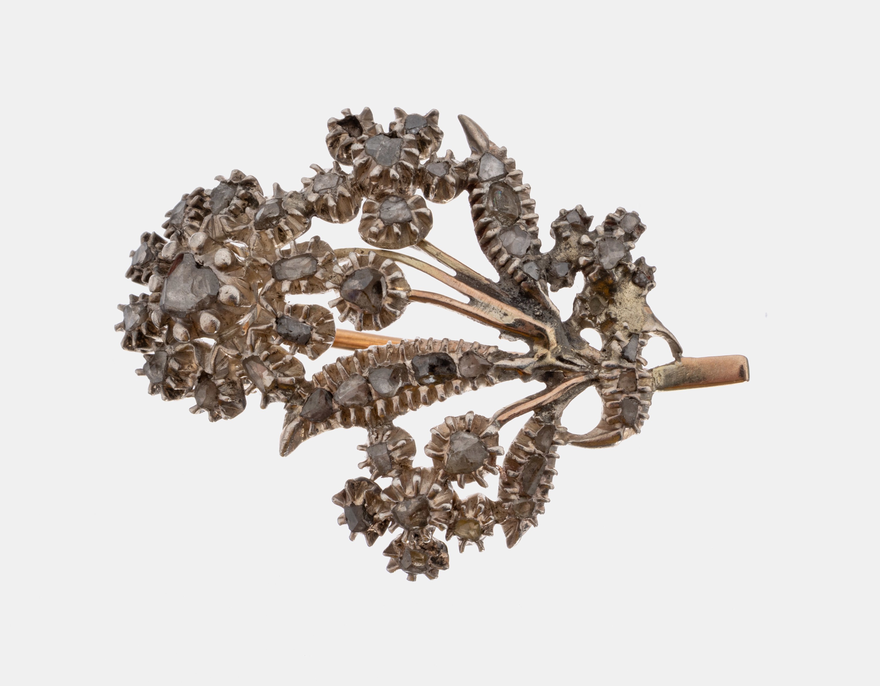 14 kt Gold Diamant-Brosche, um 1890, GG 585/000 gepr., schauseitig zeittyp. Silber, florale Darstellung, Diamantrosen zus. ca. 0.30 ct, 1 Stein ...