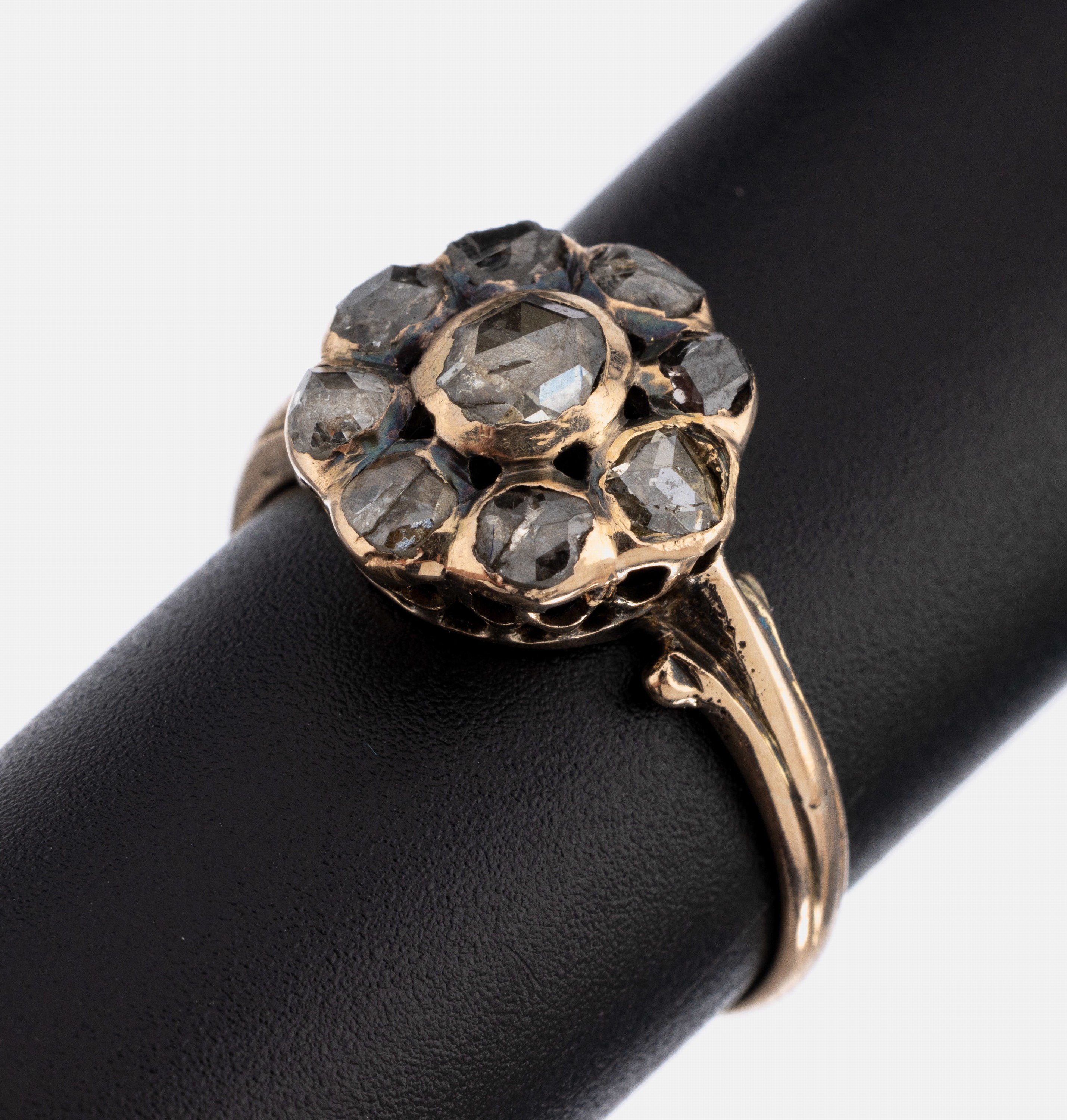 14 kt Gold Diamant-Ring, um 1860, GG 585/000, runder Ringkopf, 9 Diamantrosen in verbödeten Fassungen zus. ca. 0.60 ct, RW 59, ca. 3.1 g