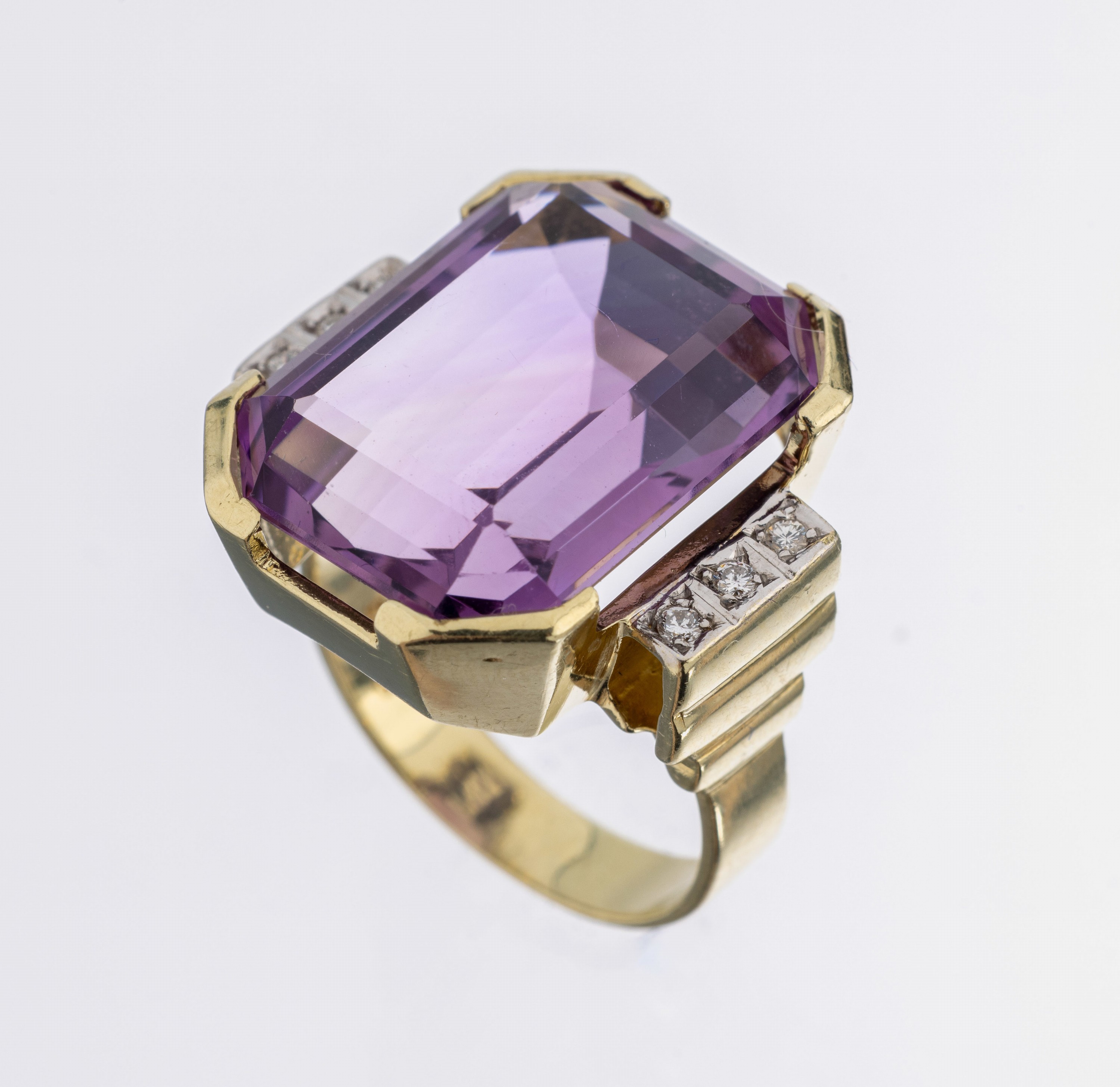 14 kt Gold Amethyst-Brillant-Ring, GG/WG 585/000, qualitätvolle Verarbeitung, Amethyst im Treppenschliff ca. 20.0 ct, 6 in WG gefasste Brillanten ...