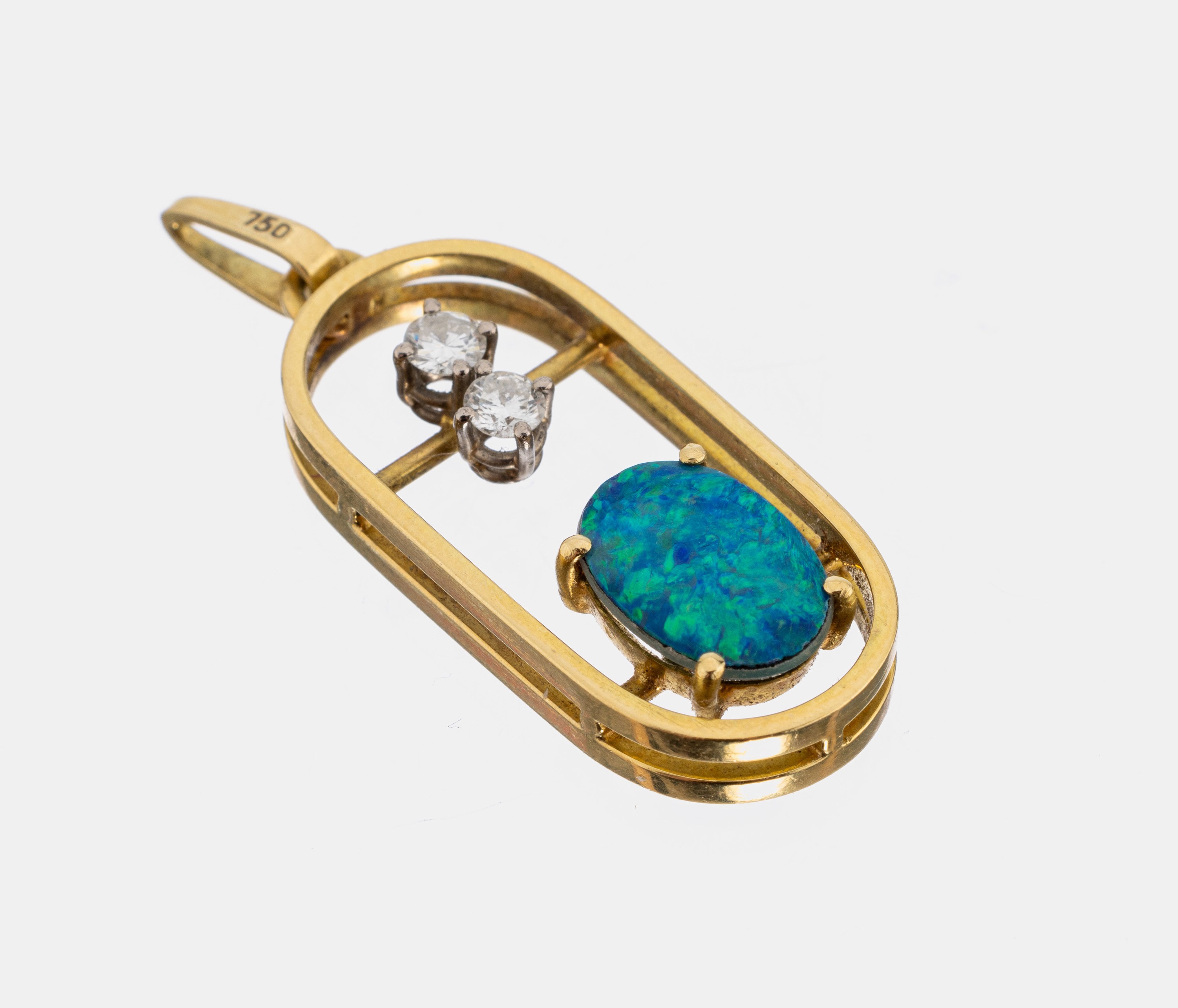 18 kt Gold Brillant-Opal-Anhänger, GG/WG 750/000, länglich oval, 2 in WG gefasste Brillanten zus. ca. 0.20 ct Weiß/si, ovale Opal-Triplette, ca. ...
