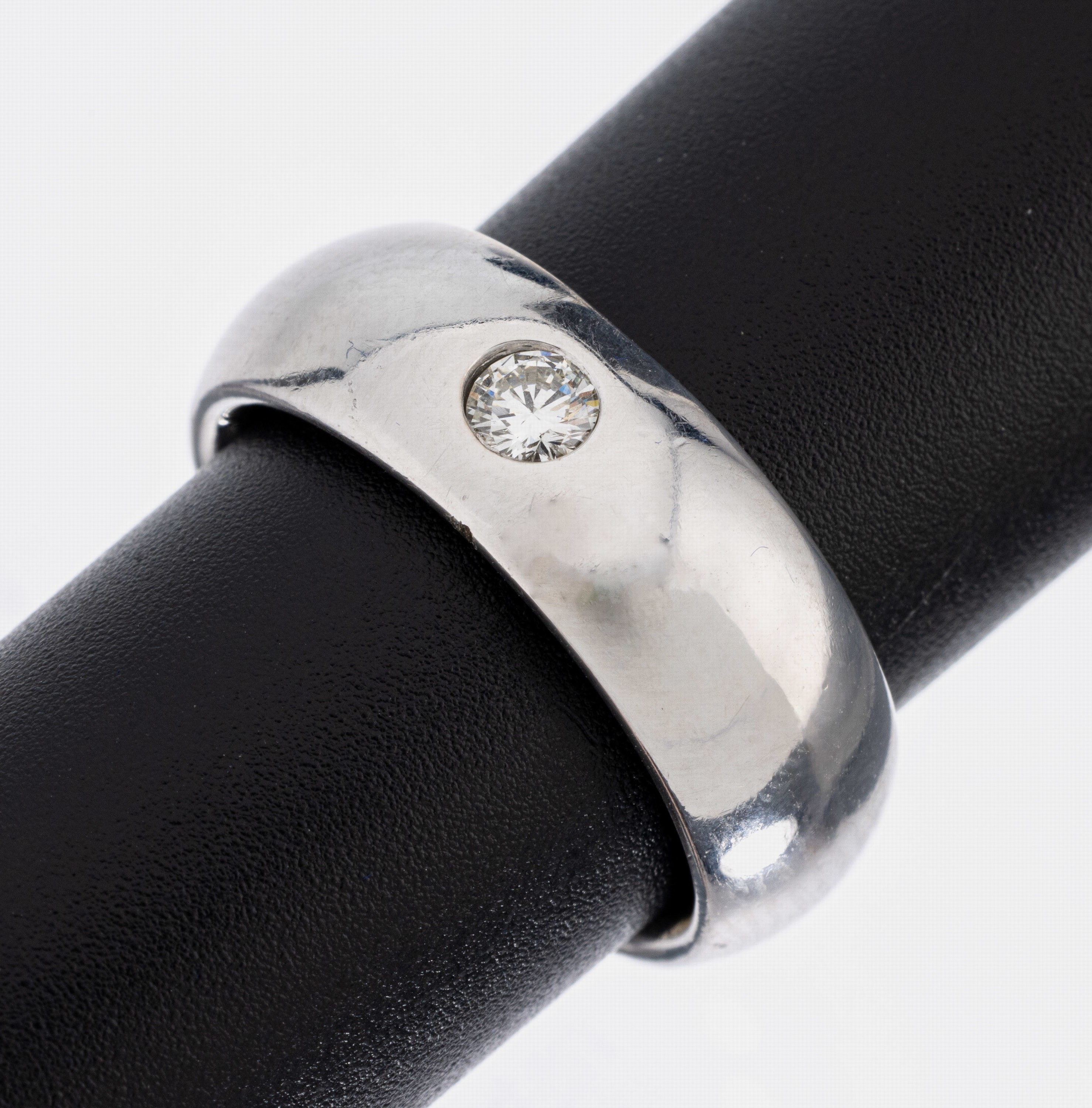 14 kt Gold Brillant-Ring, WG 585/000, qualitätvolle Verarbeitung, Brillant ca. 0.15 ct (grav.) Weiß/vs, RW 55, ca. 12.0 g