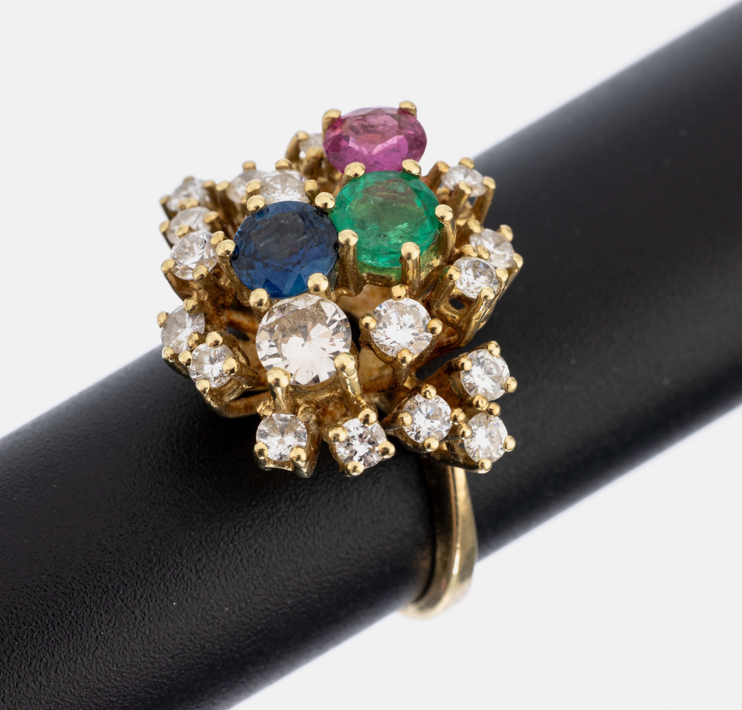 14 kt Gold Brillant-Farbstein-Ring, GG 585/000, Aufbau in mehreren Ebenen, 19 Brillanten zus. ca. 1.0 ct Weiß/p, rundfacett.Saphir, Rubin und ...