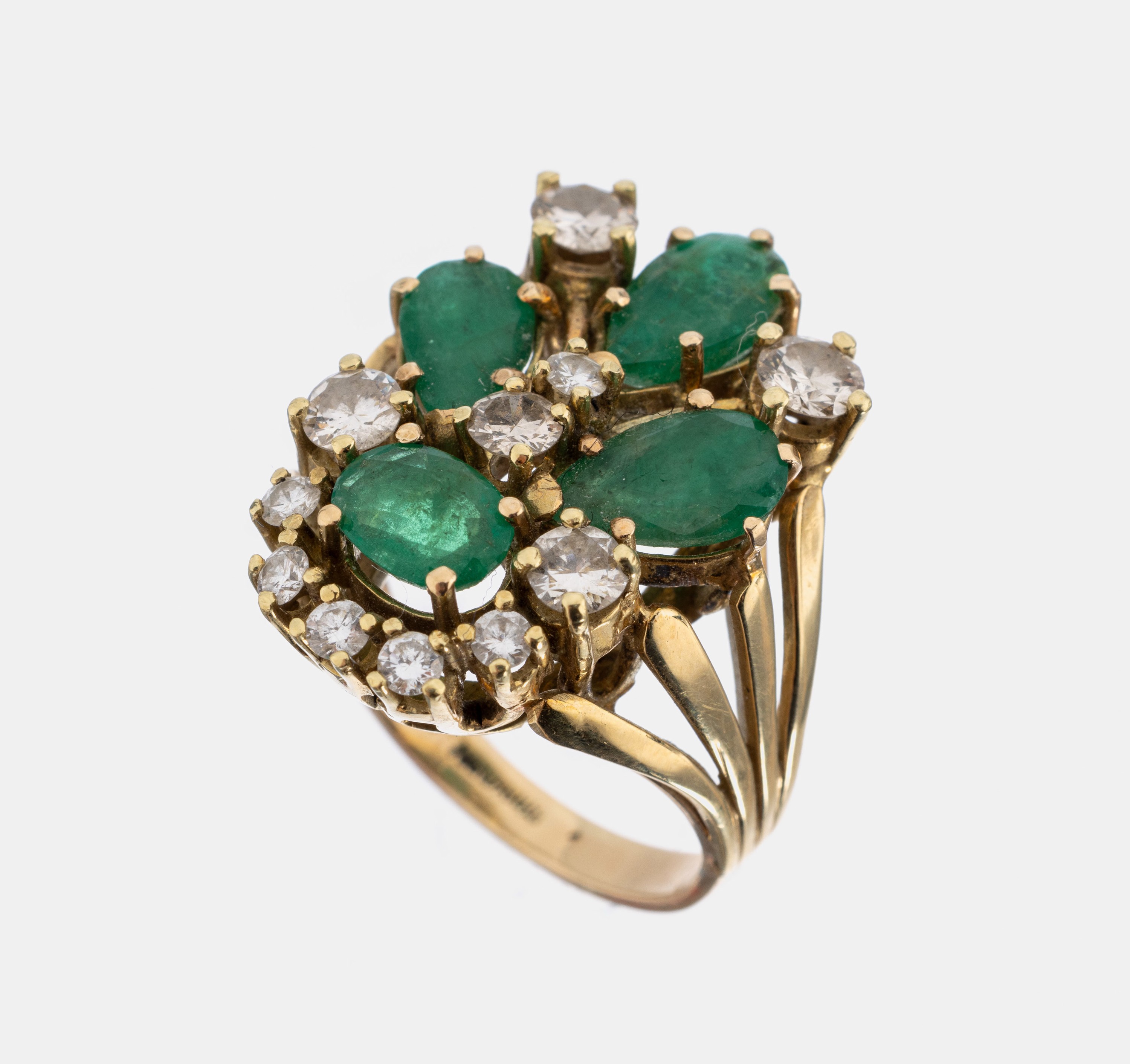 14 kt Gold Brillant-Smaragd-Ring, GG 585/000, geometrischer Ringkopf, 11 Brillantenzus. ca. 0.80 ct Weiß/si, 3 facett. Smaragdtropfen und 1 ...
