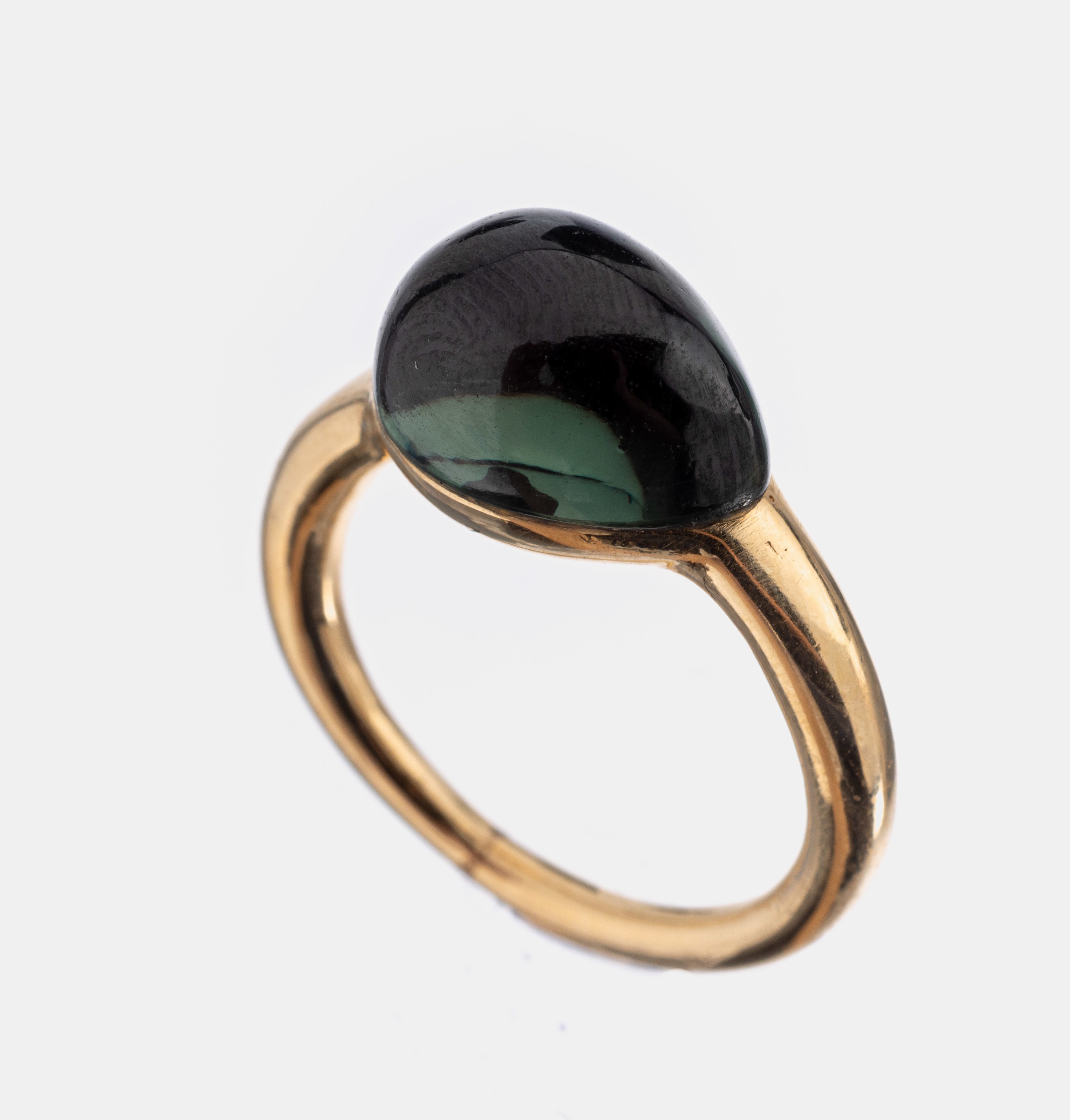 18 kt Gold Turmalin-Ring, GG 750/000, schlichte Gestaltung, tropfenf. Turmalin- Cabochon ca. 5.0 ct, RW 53, ca. 7.8 g