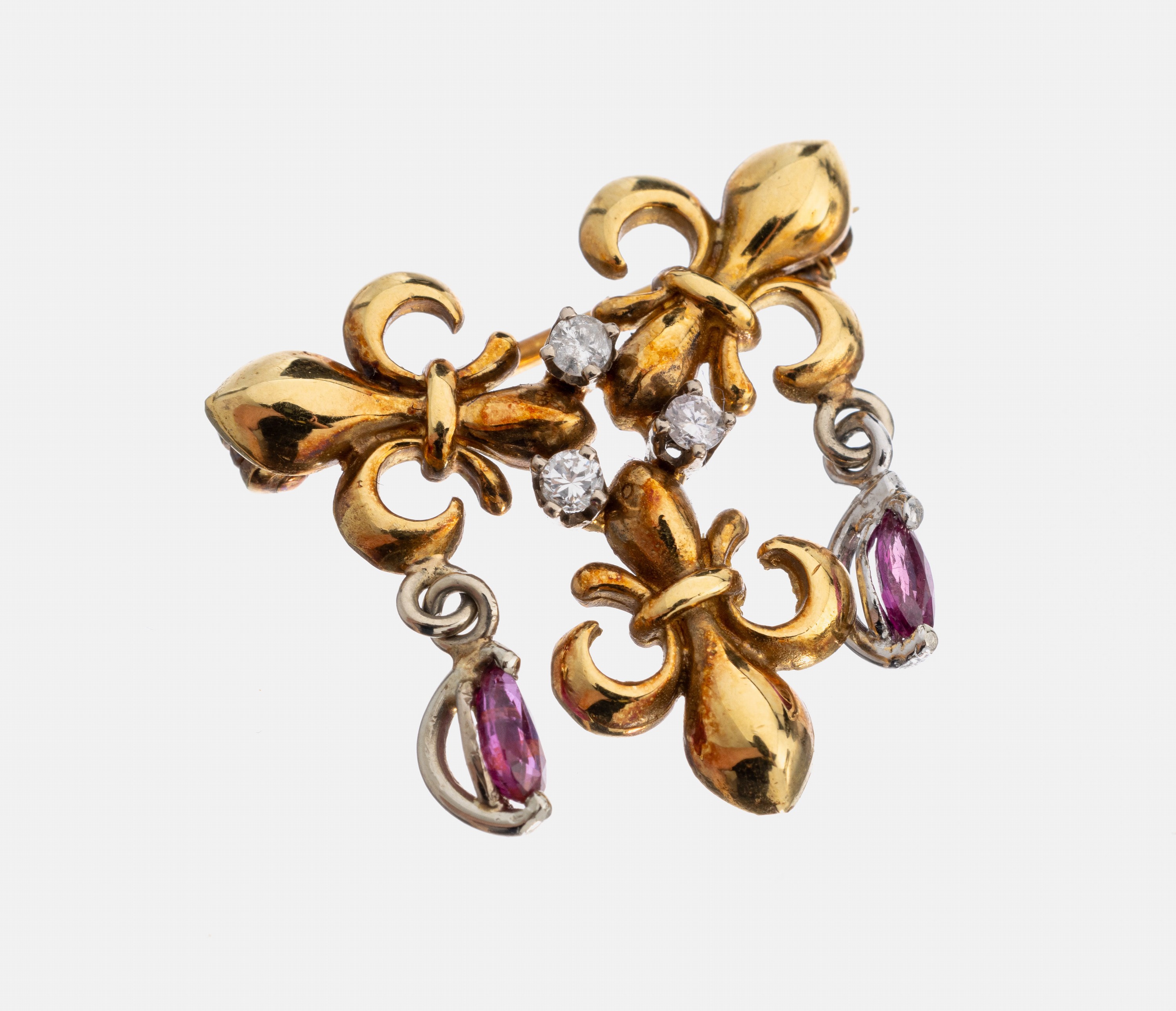 18 kt Gold Brillant-Rubin-Brosche, GG/WG 750/000 gepr., dreipassig, franz. Lilien, 3 Brillanten zus. ca. 0.09 ct Weiß/p, 2 bewegl. in WG gefasste ...