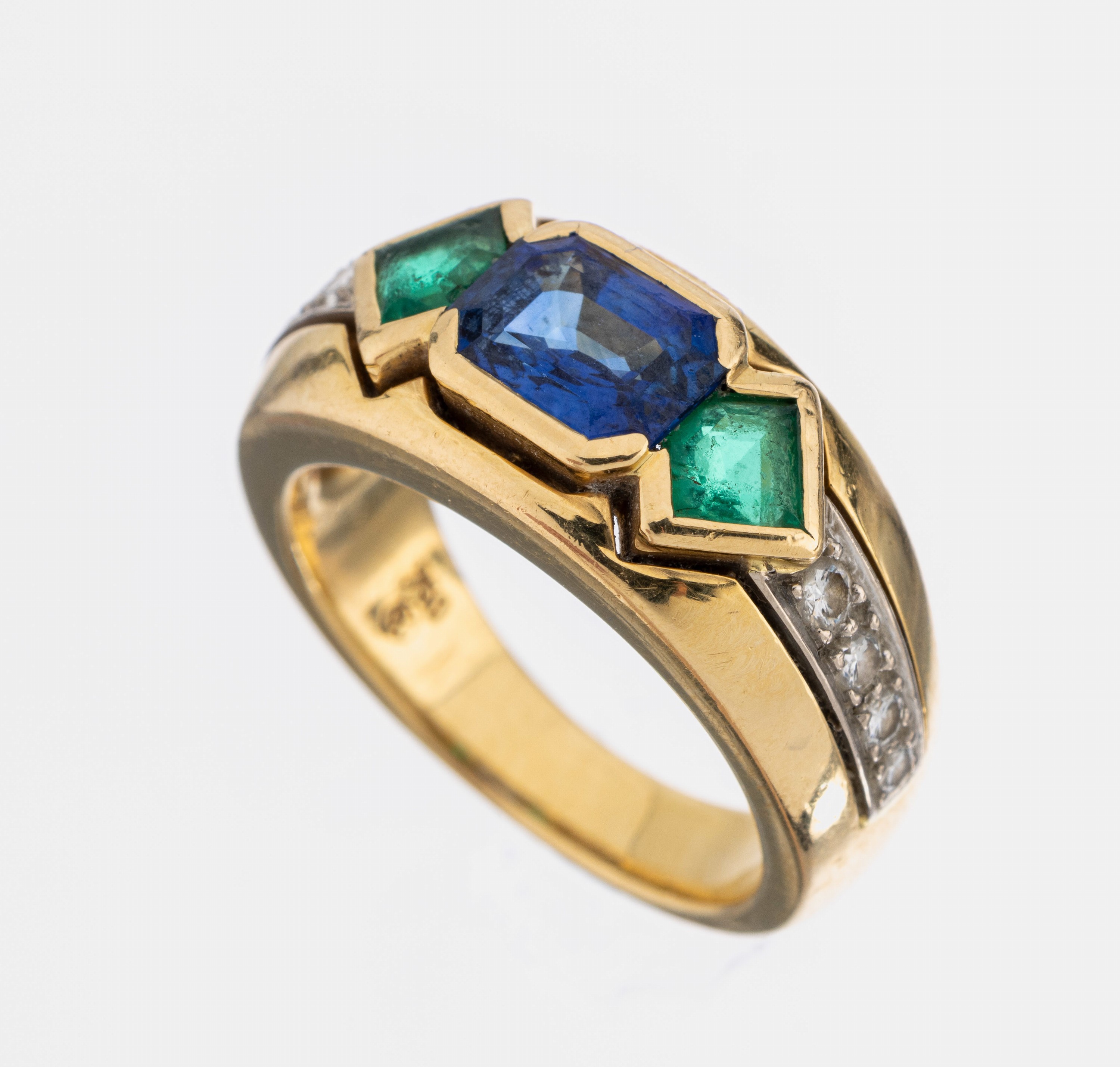 18 kt Gold Farbstein-Brillant-Ring, GG 750/000, qualitätvolle Verarbeitung, mittig Saphir im Emerald Cut ca. 1.20 ct, seitl. 2 facett. Smaragde ...