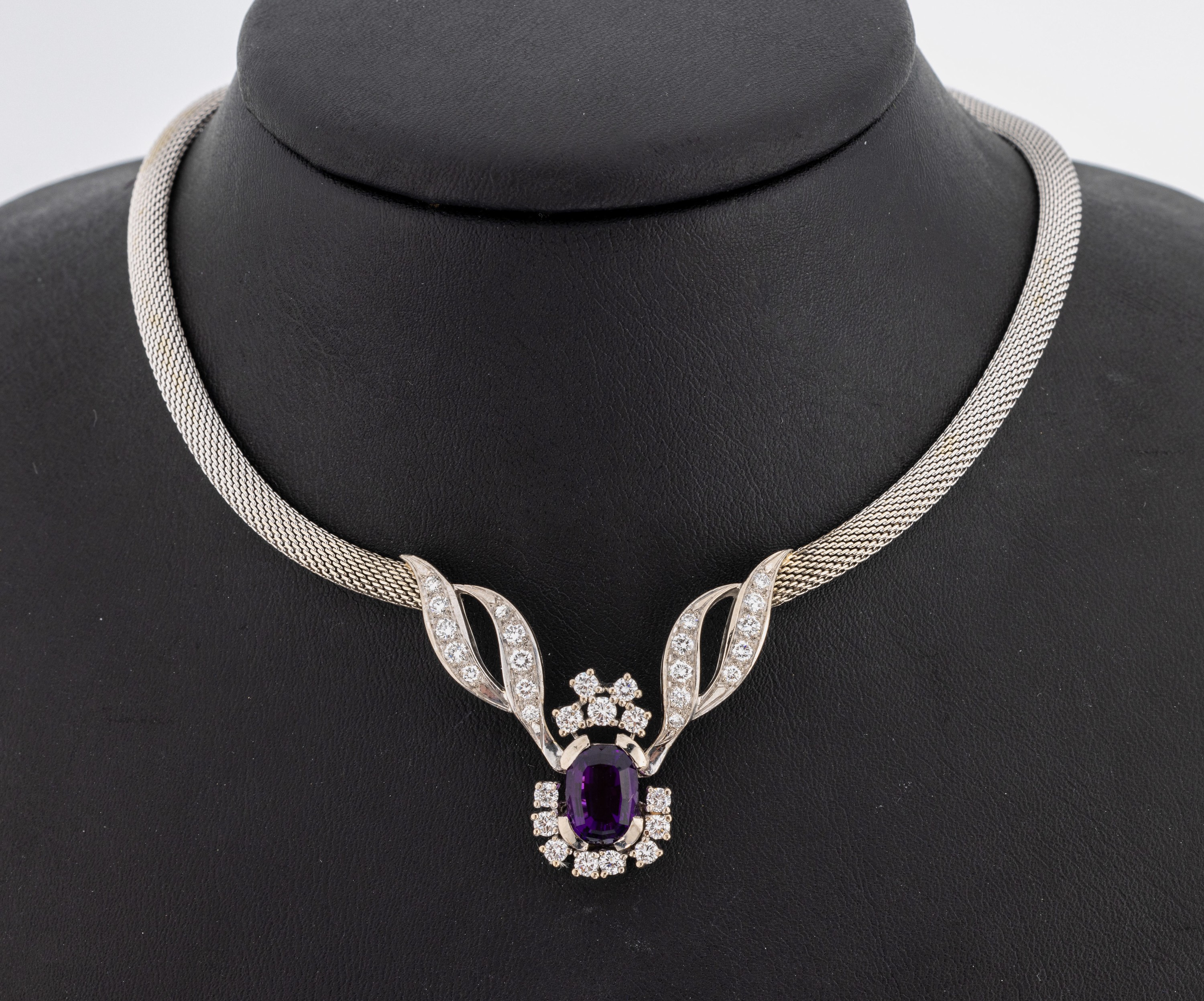 18 kt Gold Amethyst-Brillant-Collier, WG 750/000, Strickcollier, bewegl. Mittelteil, ovalfacett. Amethyst ca. 2.80 ct, 33 Brillanten zus. ca. 1.20 ...