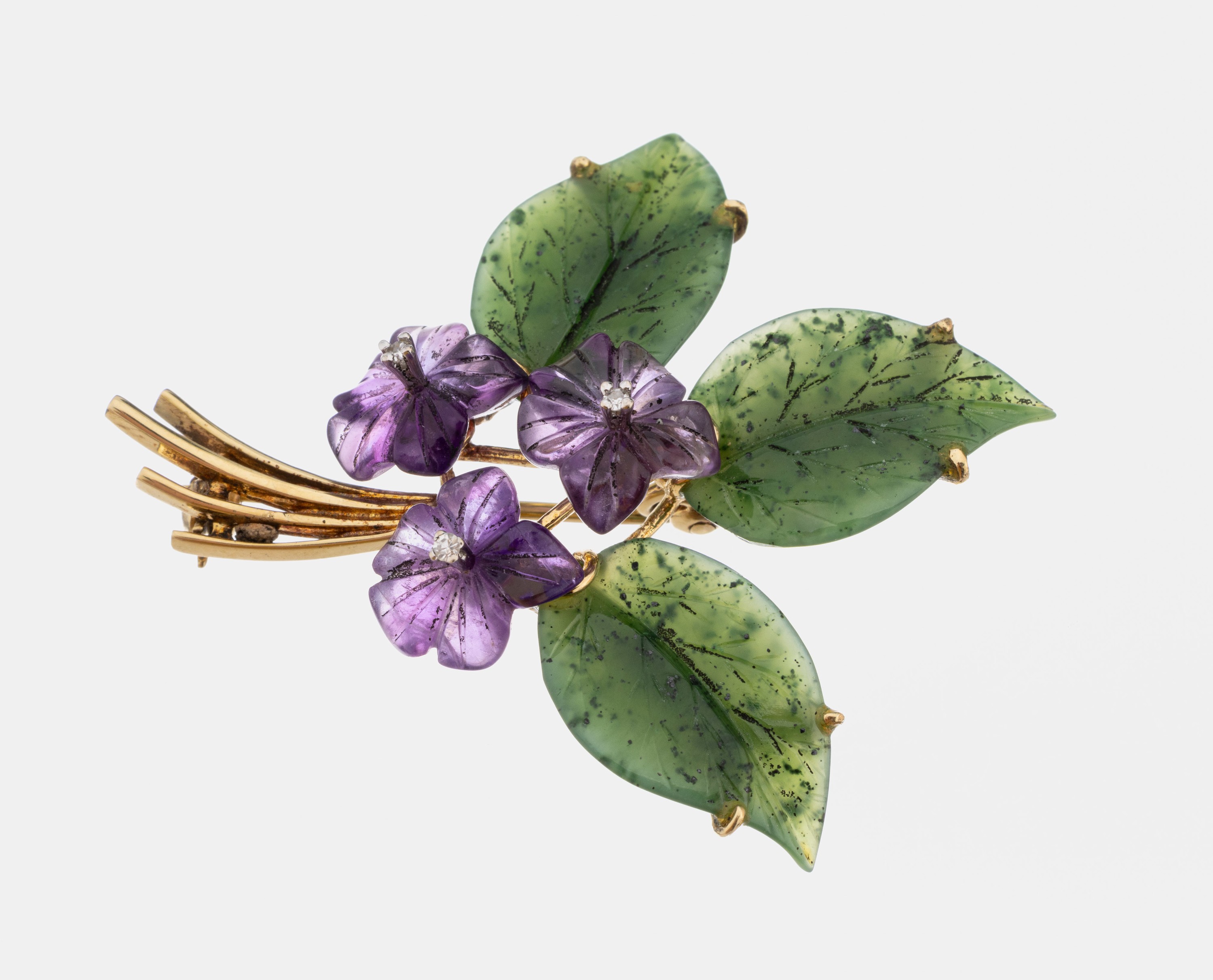 14 kt Gold Veilchenbrosche, GG 585/000, Blätter aus Nephrit geschnitten und grav., Blüten aus geschnittenen Amethysten, Blütenstempel kl. ...