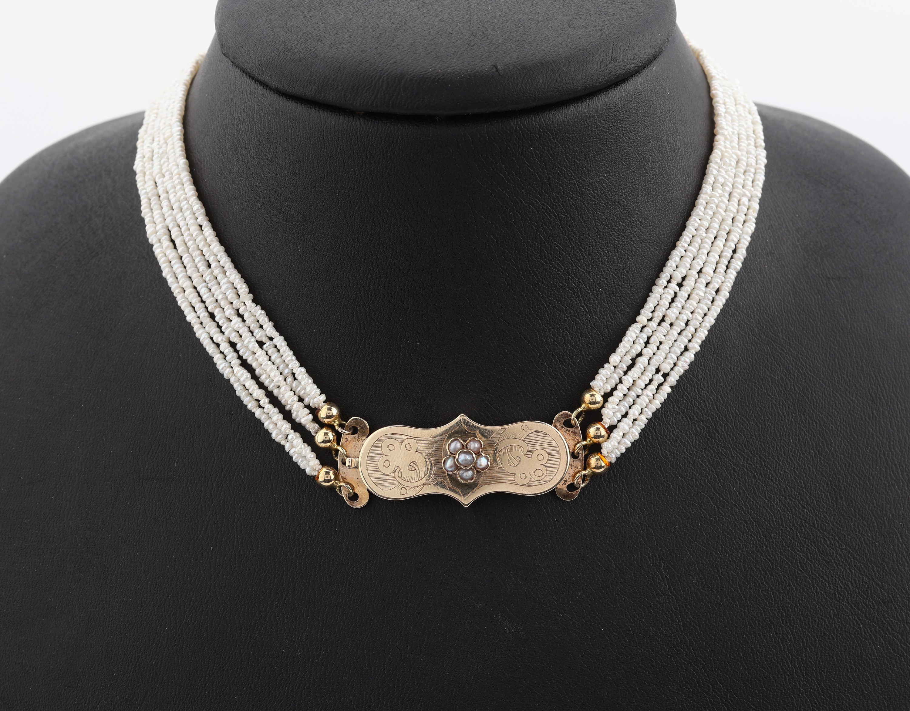 Perl-Collier de Chien mit 14 kt Gold Schließe,um 1900, GG 585/000 gepr., 6-rhg. Flussperlen, Schmuckschließe floral grav., mitkl. Perlen, L. ca. ...