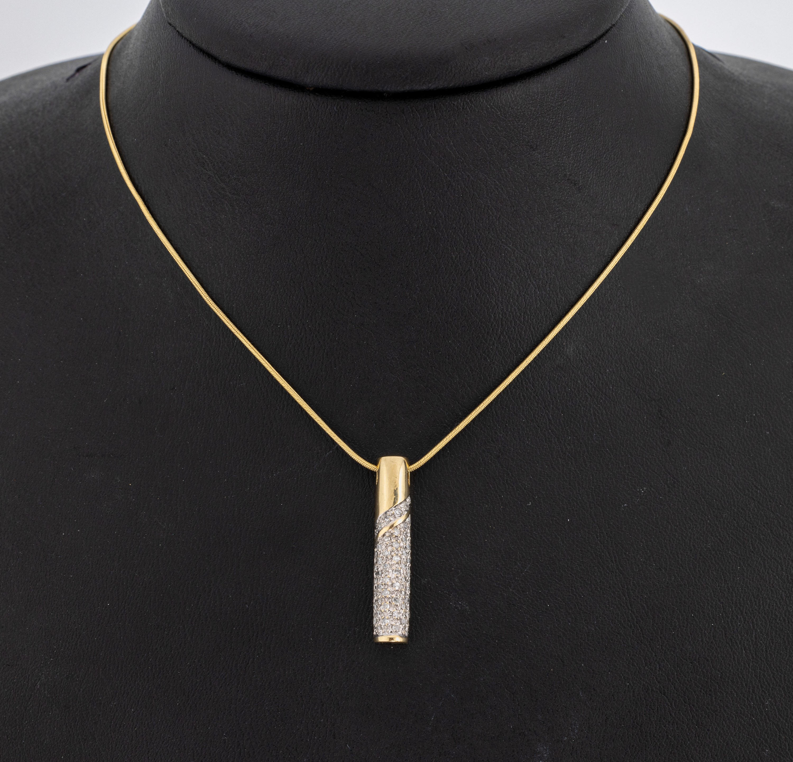 18 kt Gold Diamant-Anhänger, GG/WG 750/000,länglich, 52 8/8-Diamanten zus. ca. 0.50 ct Weiß/p, an Schlangenkette, GG 750/000, L. ca. 45.5 cm, ...
